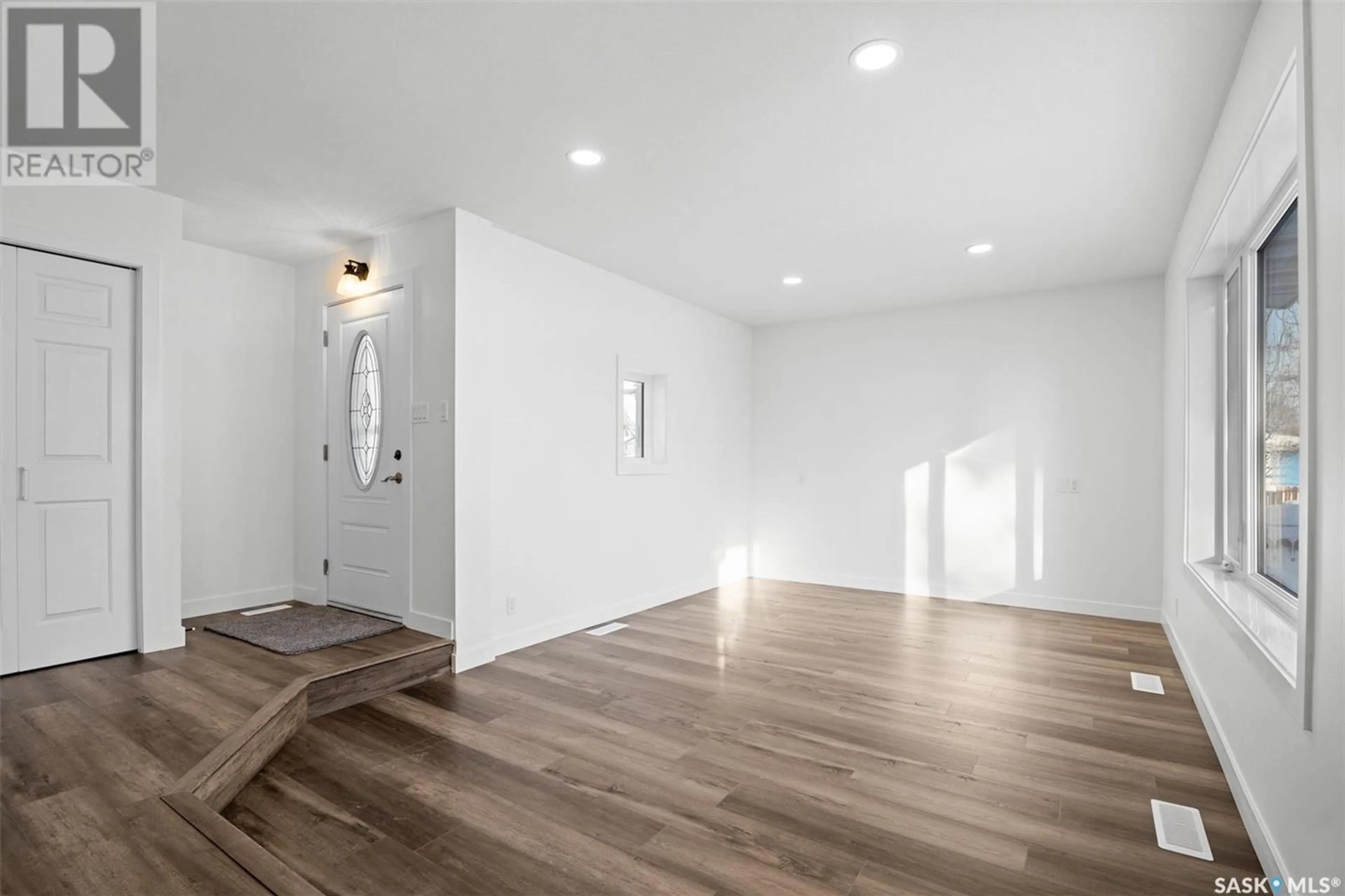 Indoor entryway for 143 GIRGULIS CRESCENT, Saskatoon Saskatchewan S7K6W8
