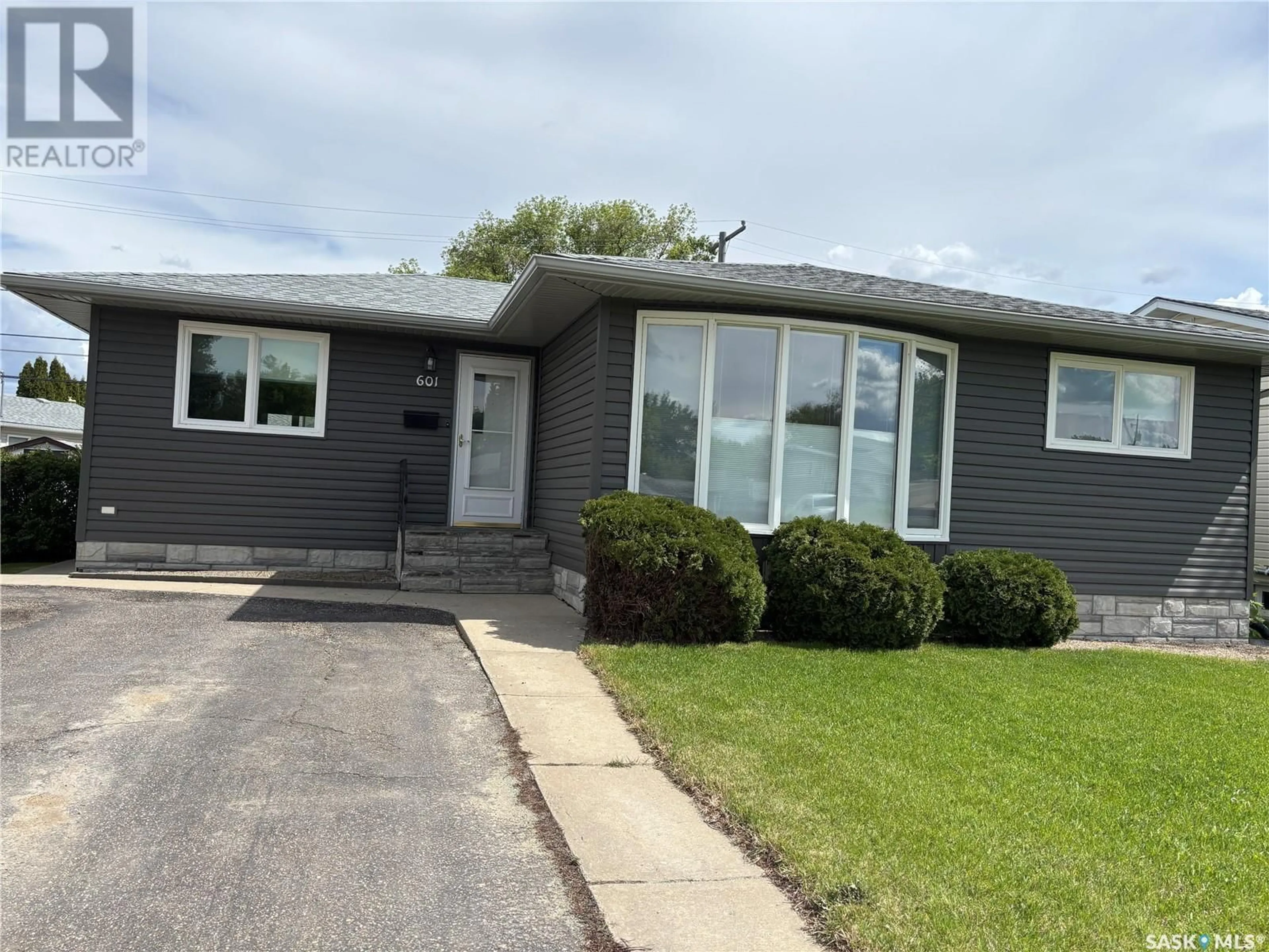 Home with vinyl exterior material, street for 601 2ND AVENUE, Swift Current Saskatchewan S9H3J9