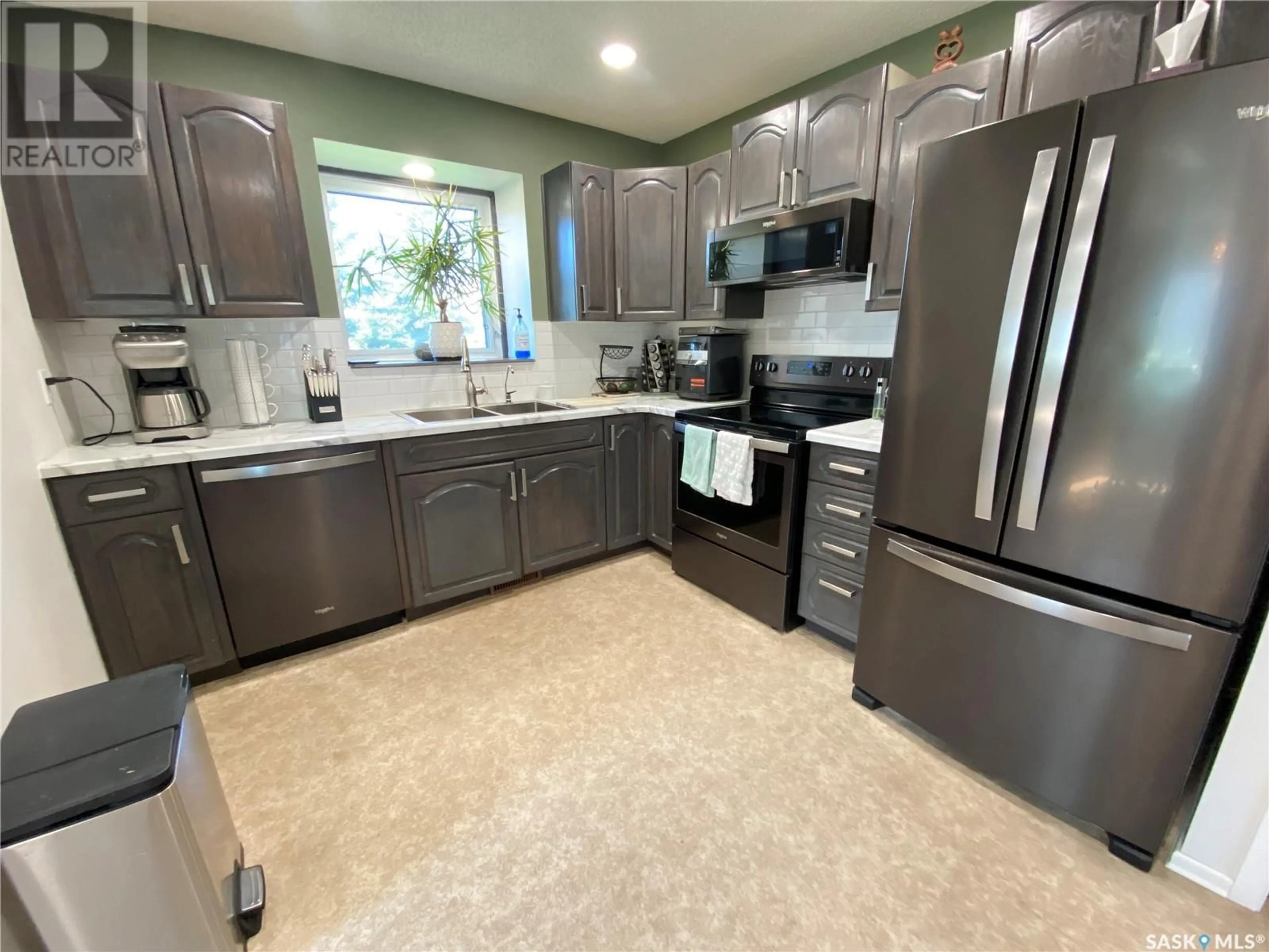 Standard kitchen, unknown for 119 SUNSET DRIVE, Yorkton Saskatchewan S3N3R8