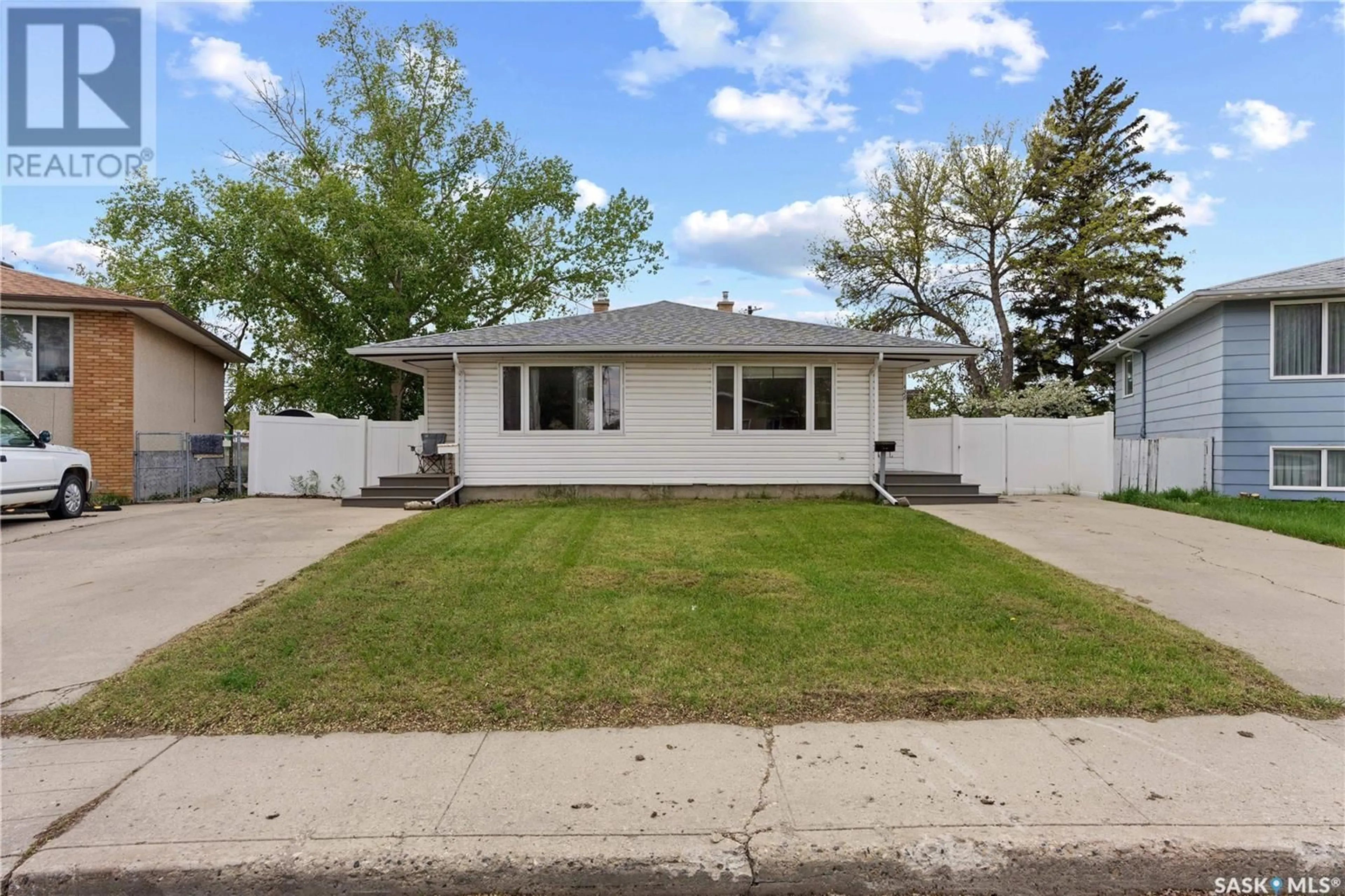 Home with vinyl exterior material, street for 424 - 426 FROOM CRESCENT, Regina Saskatchewan S4N1T6