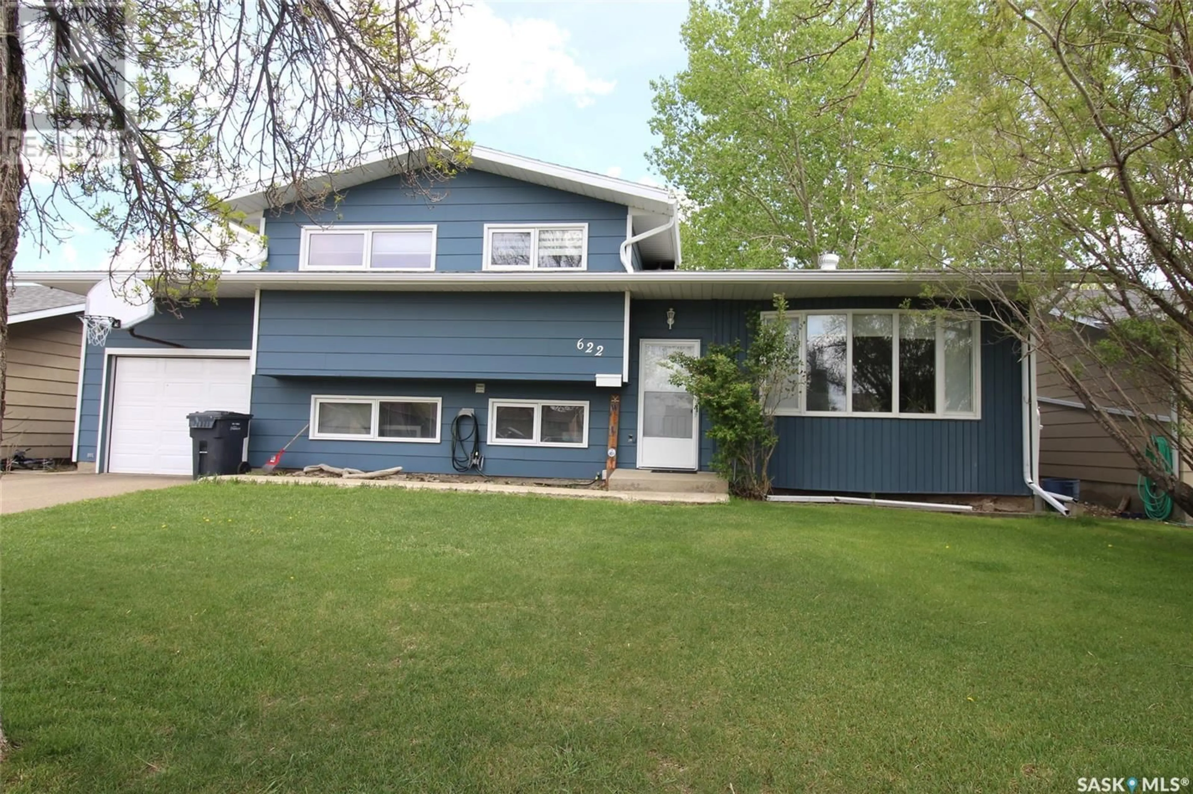 Home with vinyl exterior material, street for 622 9TH STREET, Shaunavon Saskatchewan S0N2M0