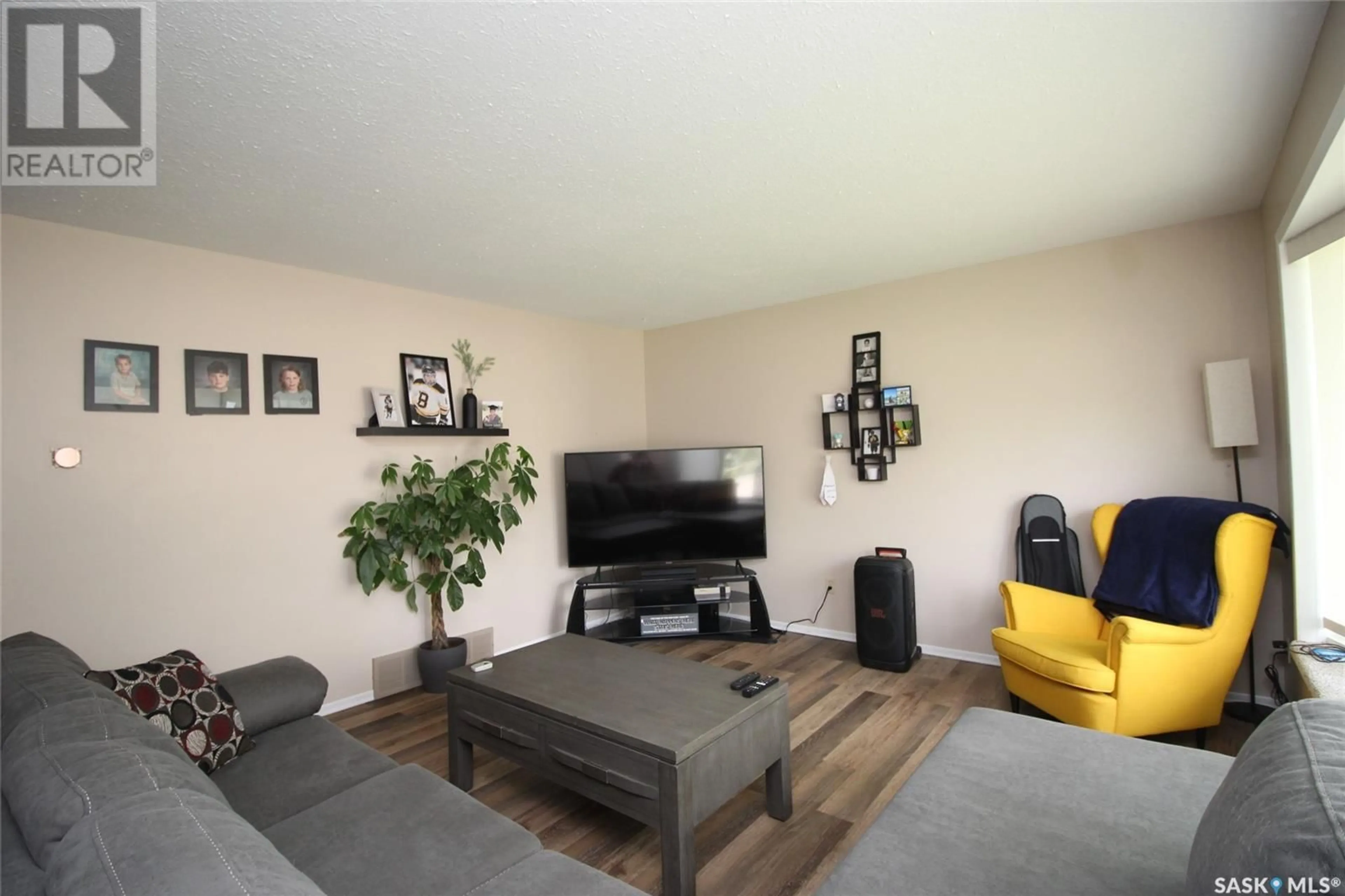 Living room with furniture, unknown for 622 9TH STREET, Shaunavon Saskatchewan S0N2M0