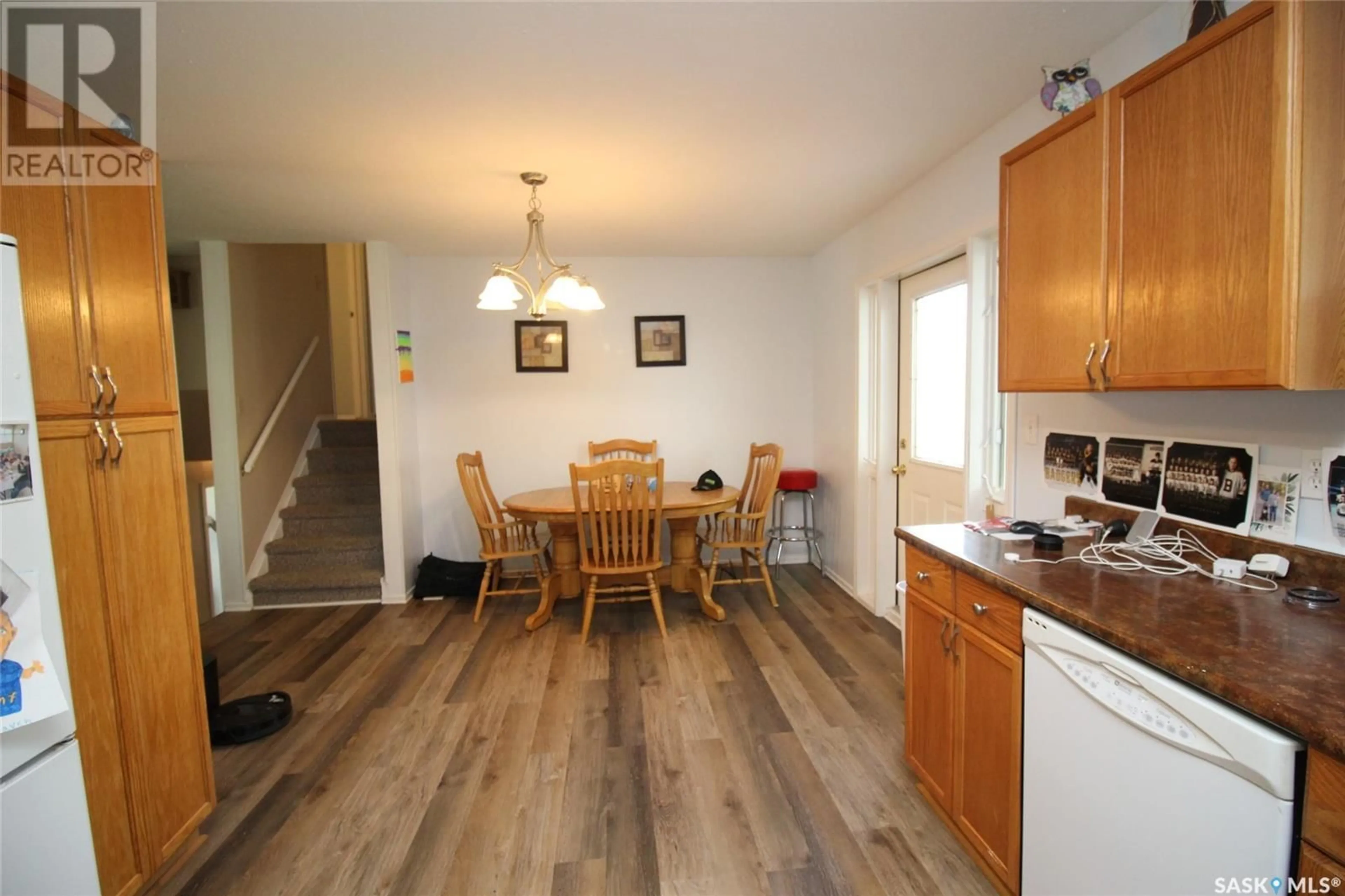 Standard kitchen, wood/laminate floor for 622 9TH STREET, Shaunavon Saskatchewan S0N2M0