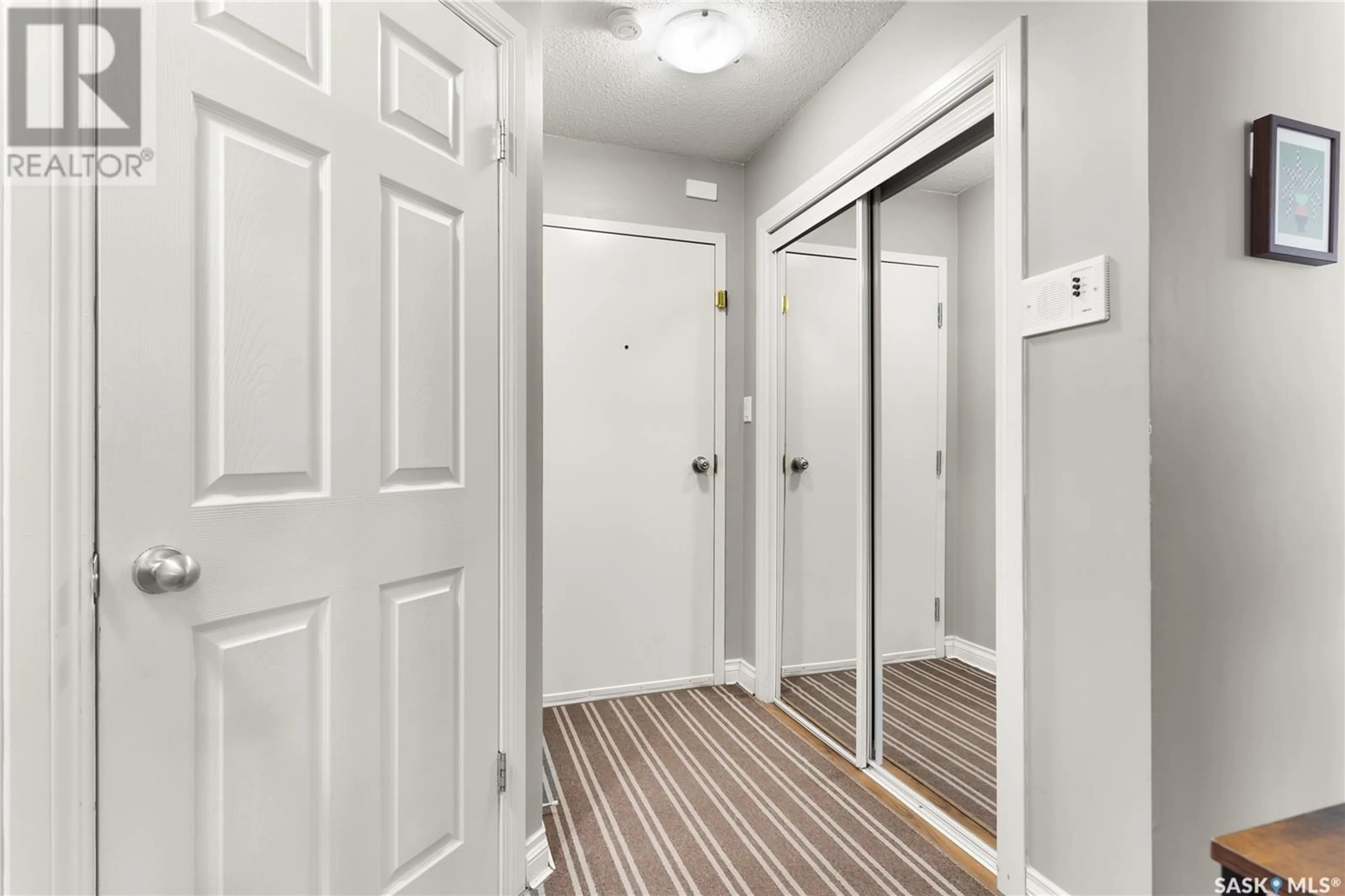 Indoor entryway for 4 - 1811 8TH AVENUE, Regina Saskatchewan S4R0G5