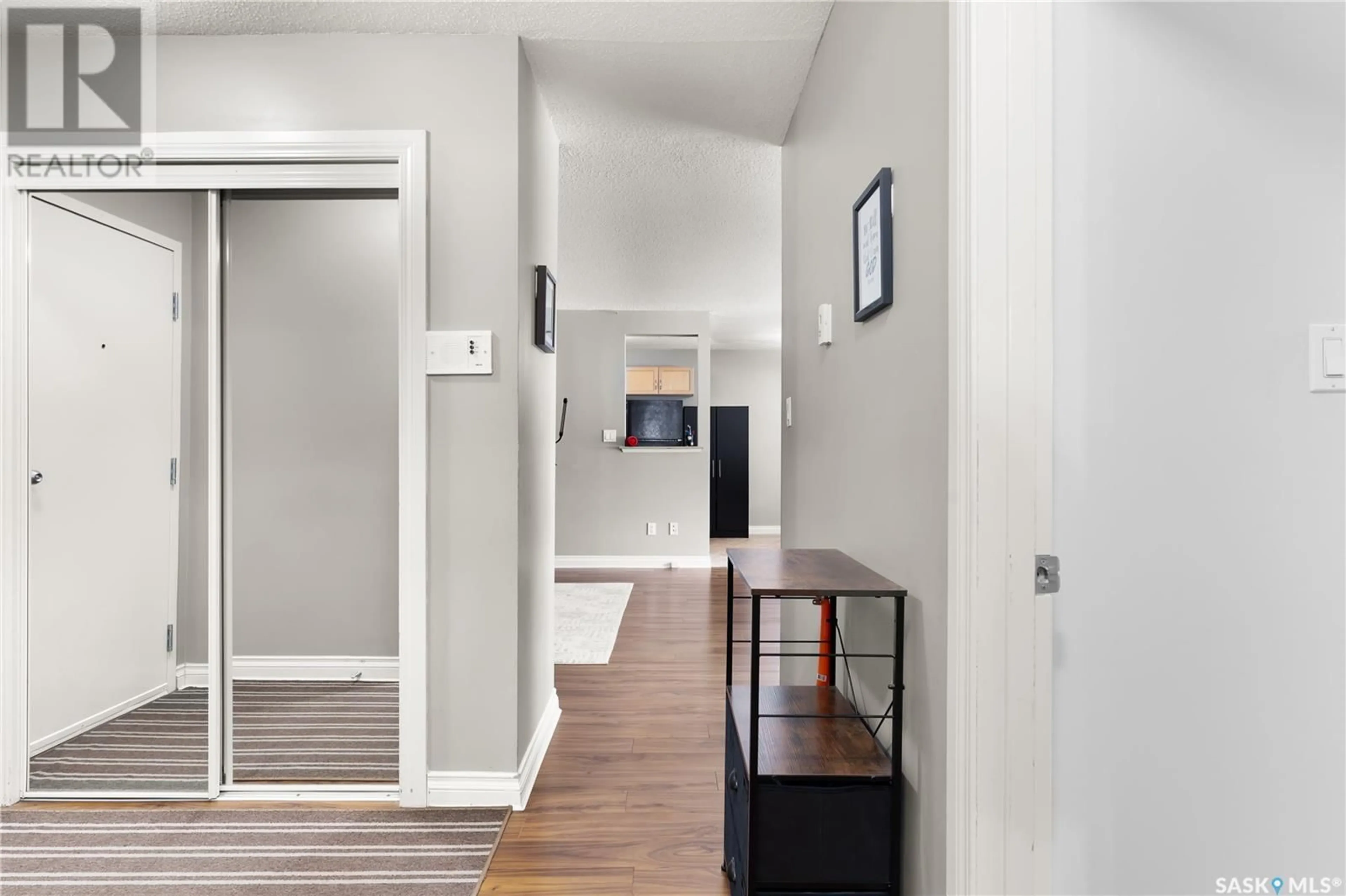 Indoor entryway for 4 - 1811 8TH AVENUE, Regina Saskatchewan S4R0G5