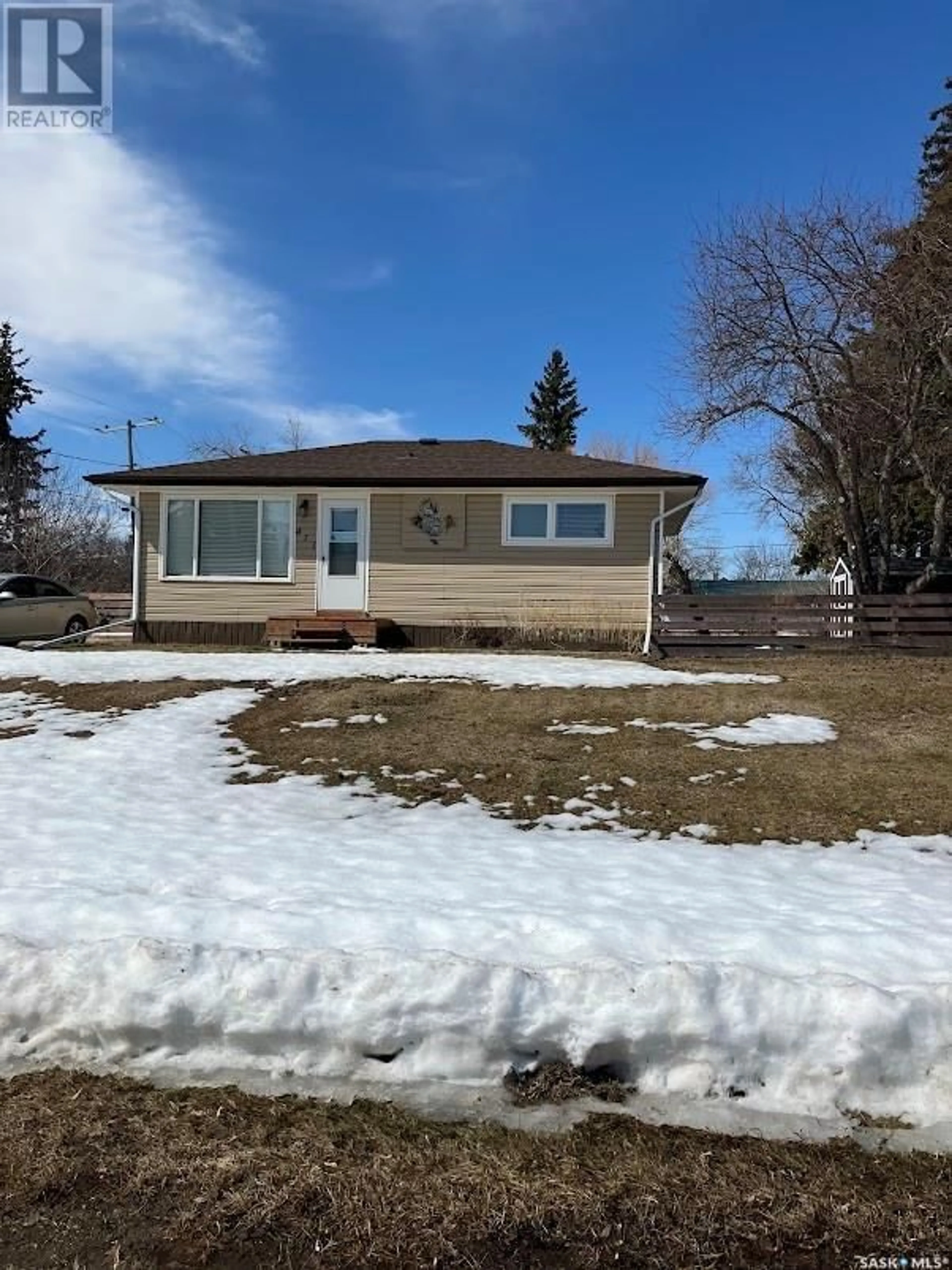A pic from outside/outdoor area/front of a property/back of a property/a pic from drone, unknown for 411 1ST STREET, Ituna Saskatchewan S0A1N0