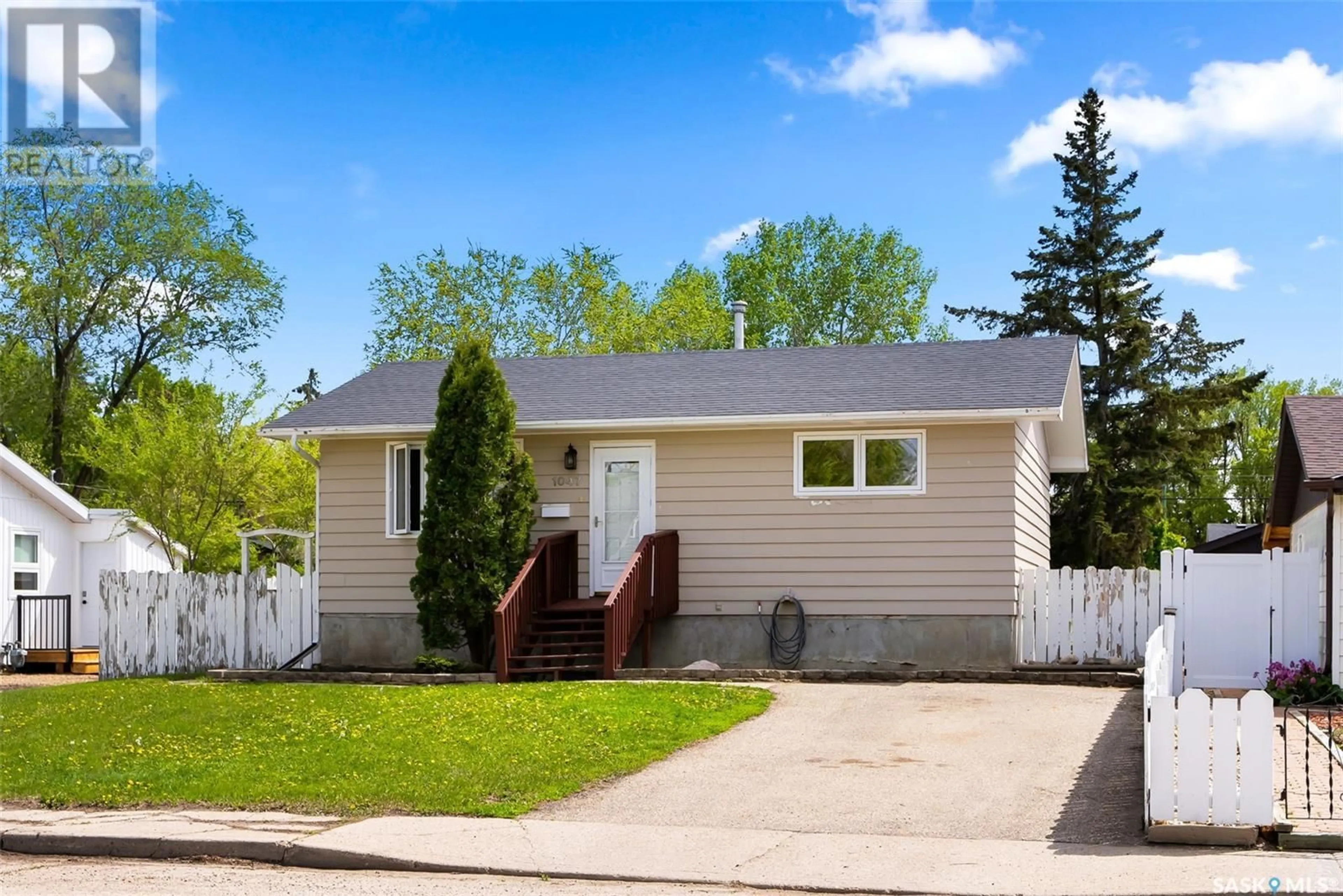 Home with vinyl exterior material, street for 1047 HASTINGS STREET, Moose Jaw Saskatchewan S6H5R7