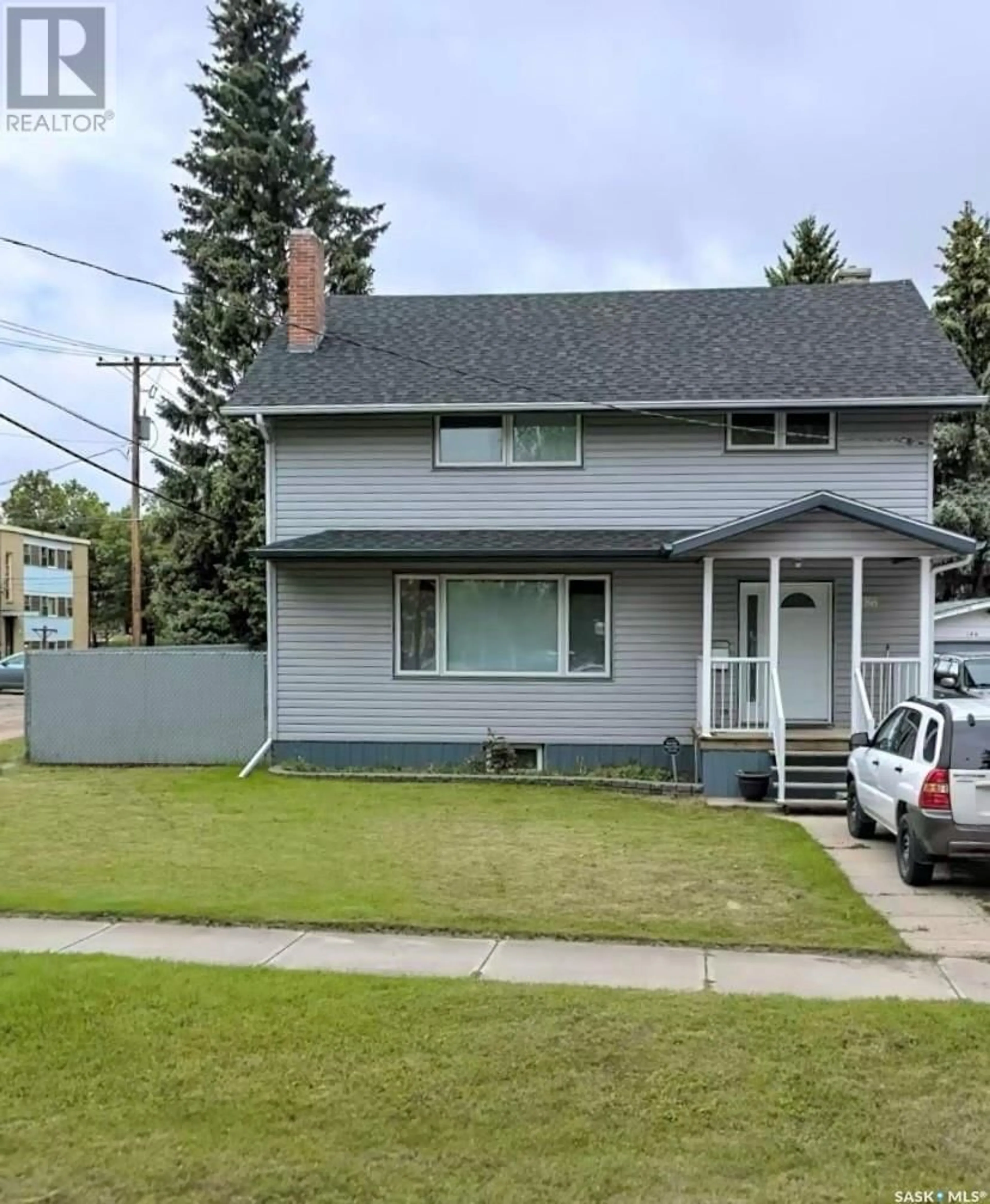 Home with vinyl exterior material, street for 186 SECOND AVENUE, Yorkton Saskatchewan S3N1G7