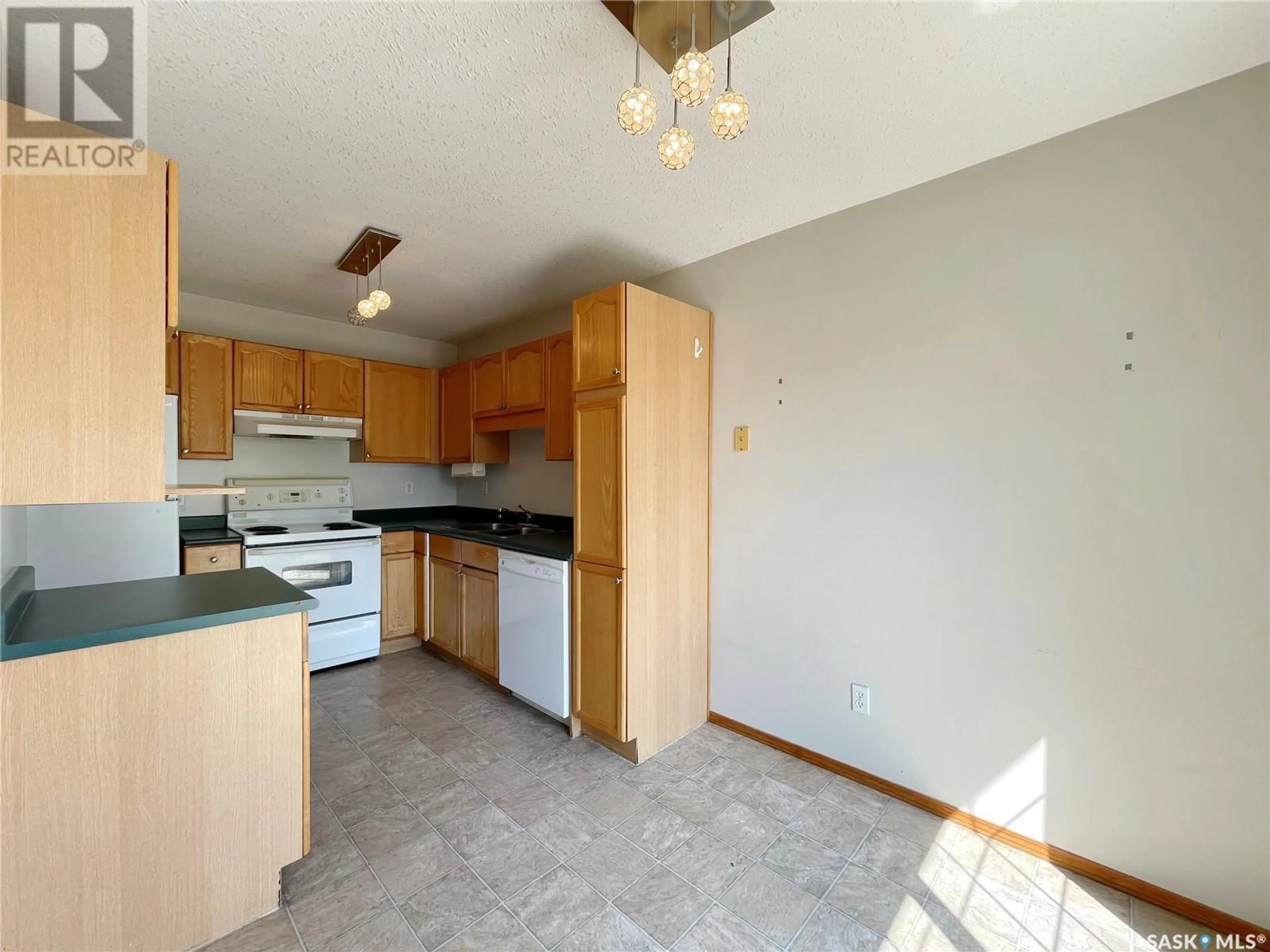 Standard kitchen, unknown for 2 110 KEEVIL CRESCENT, Saskatoon Saskatchewan S7N4L9