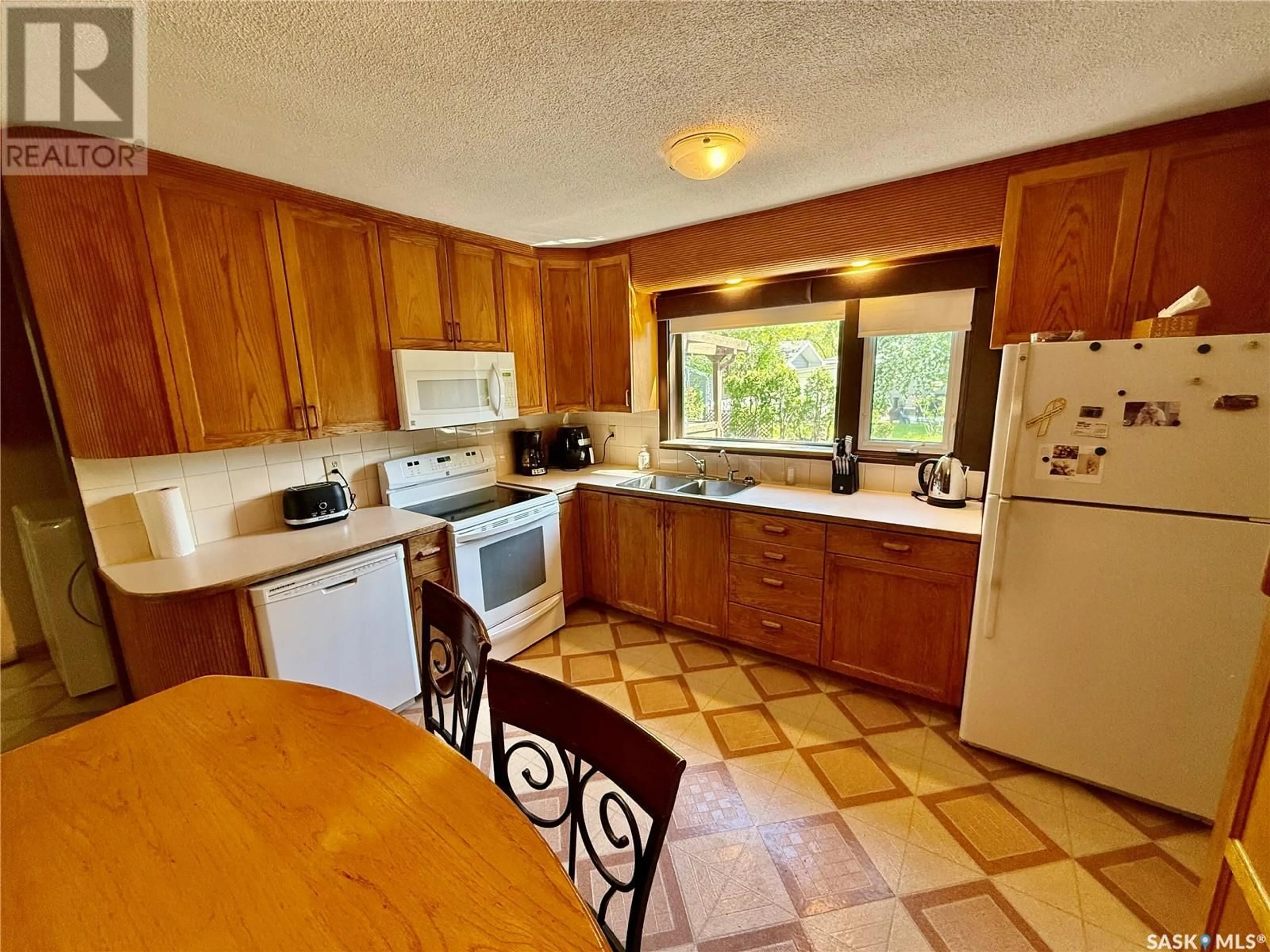 Standard kitchen, ceramic/tile floor for 91 SUNSET DRIVE, Regina Saskatchewan S4S5V7