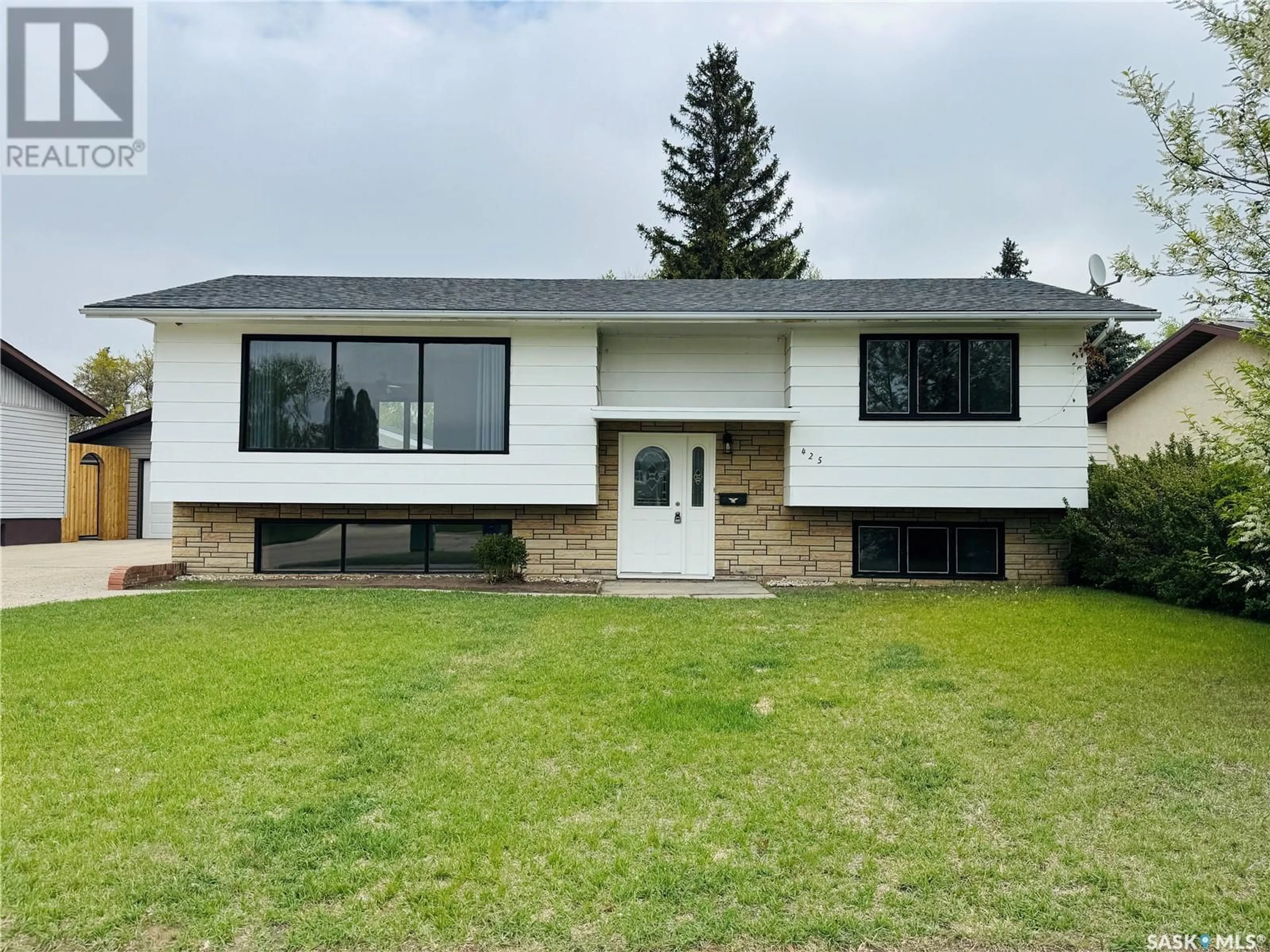 Home with vinyl exterior material, unknown for 425 4TH AVENUE, Biggar Saskatchewan S0K0M0