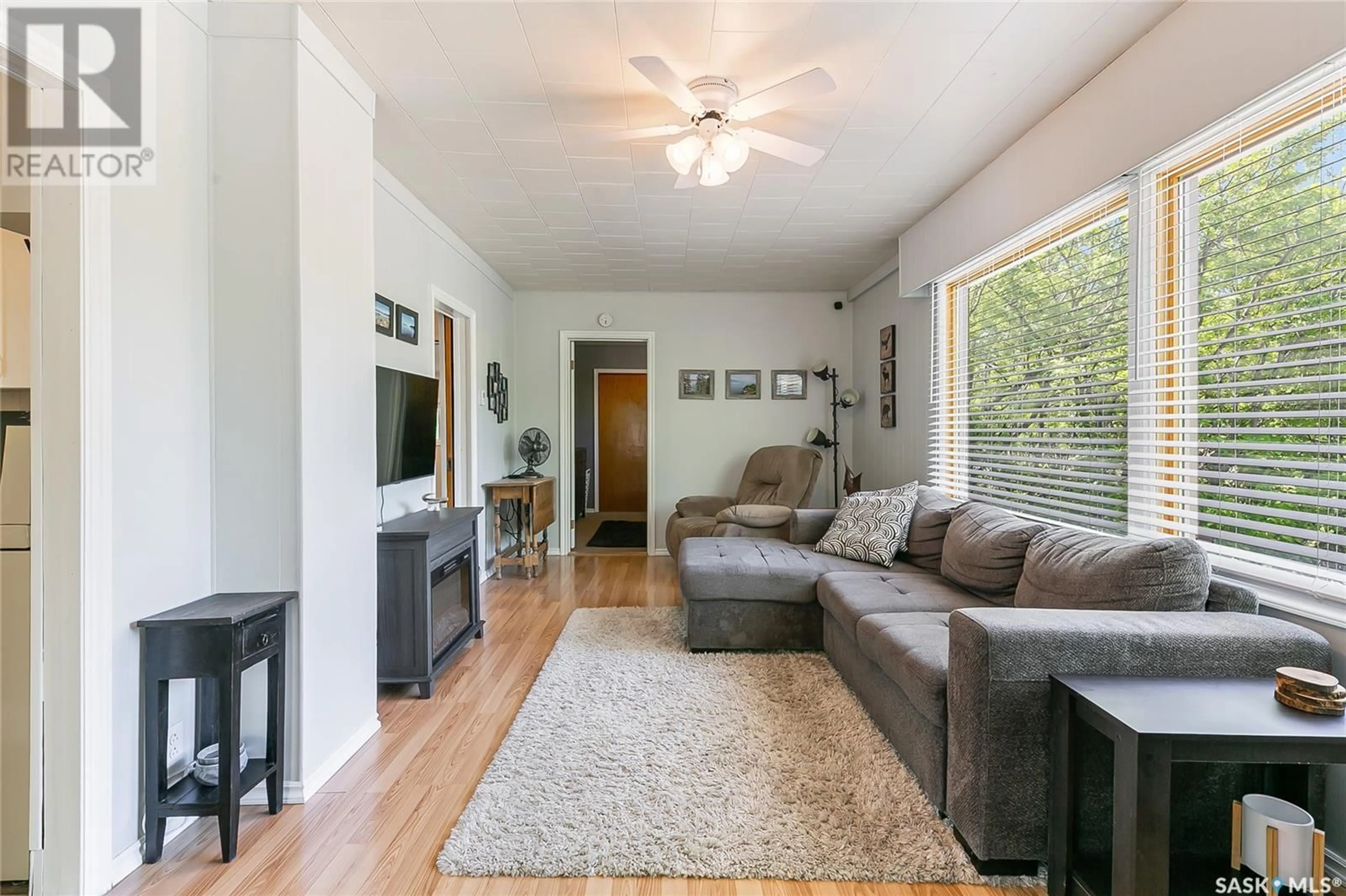 Living room with furniture, wood/laminate floor for 463 GREEN AVENUE, Regina Beach Saskatchewan S0G4C0