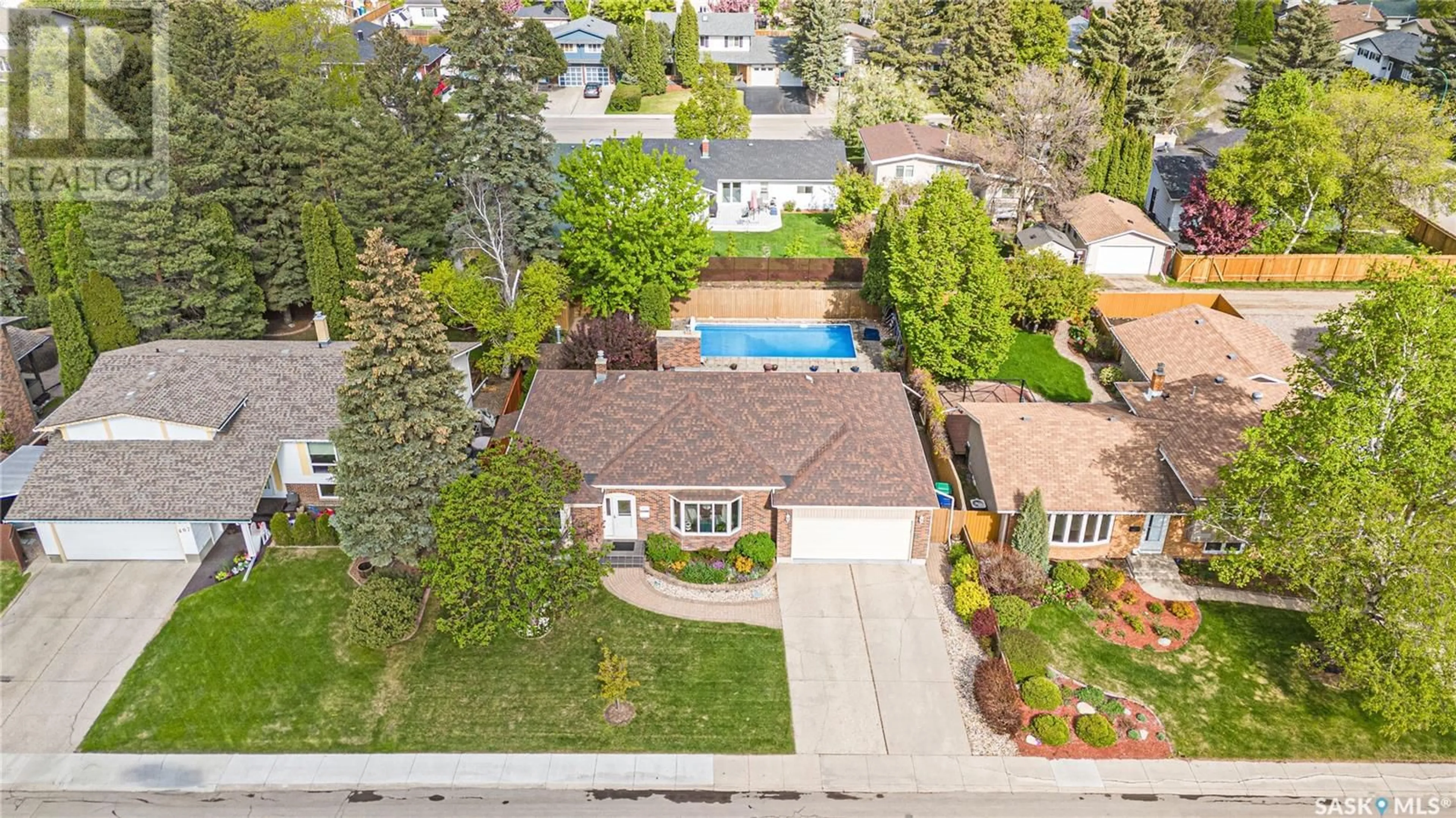 A pic from outside/outdoor area/front of a property/back of a property/a pic from drone, street for 411 TRENT CRESCENT, Saskatoon Saskatchewan S7H4V2