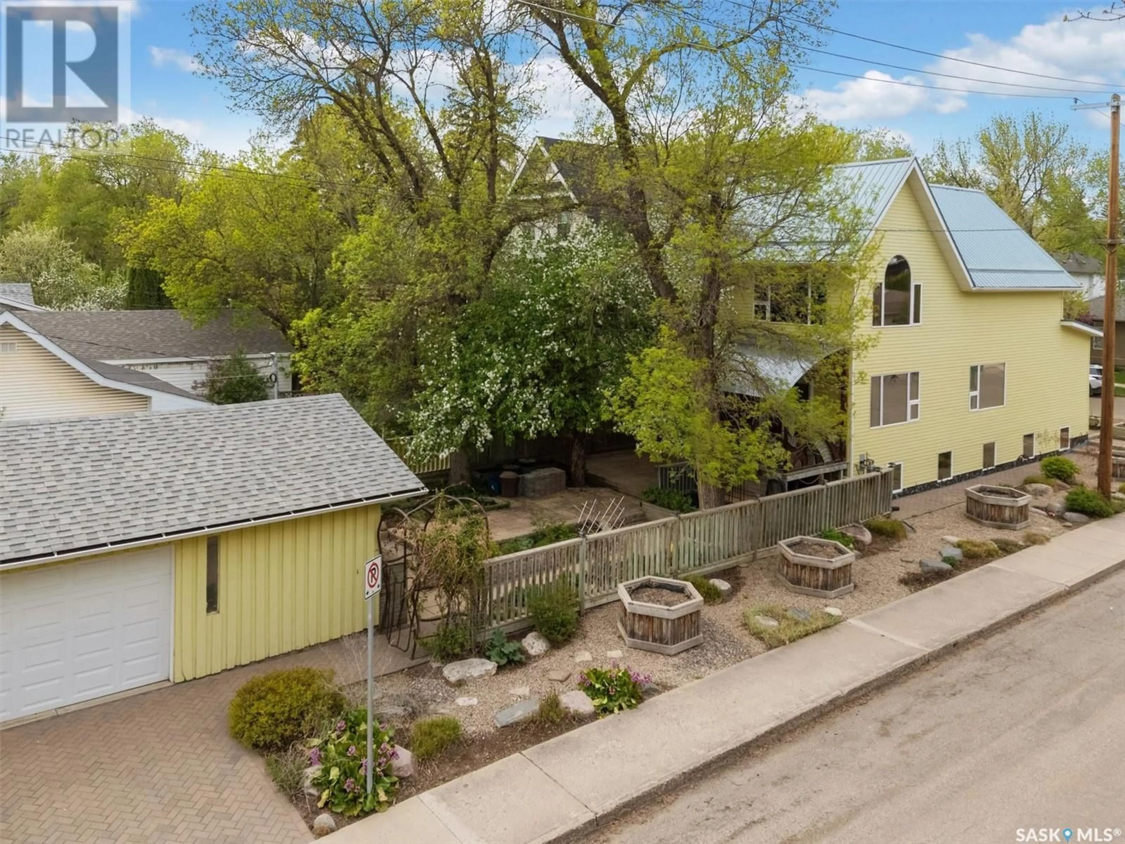A pic from outside/outdoor area/front of a property/back of a property/a pic from drone, street for 1040 AIRD STREET, Saskatoon Saskatchewan S7N0T1