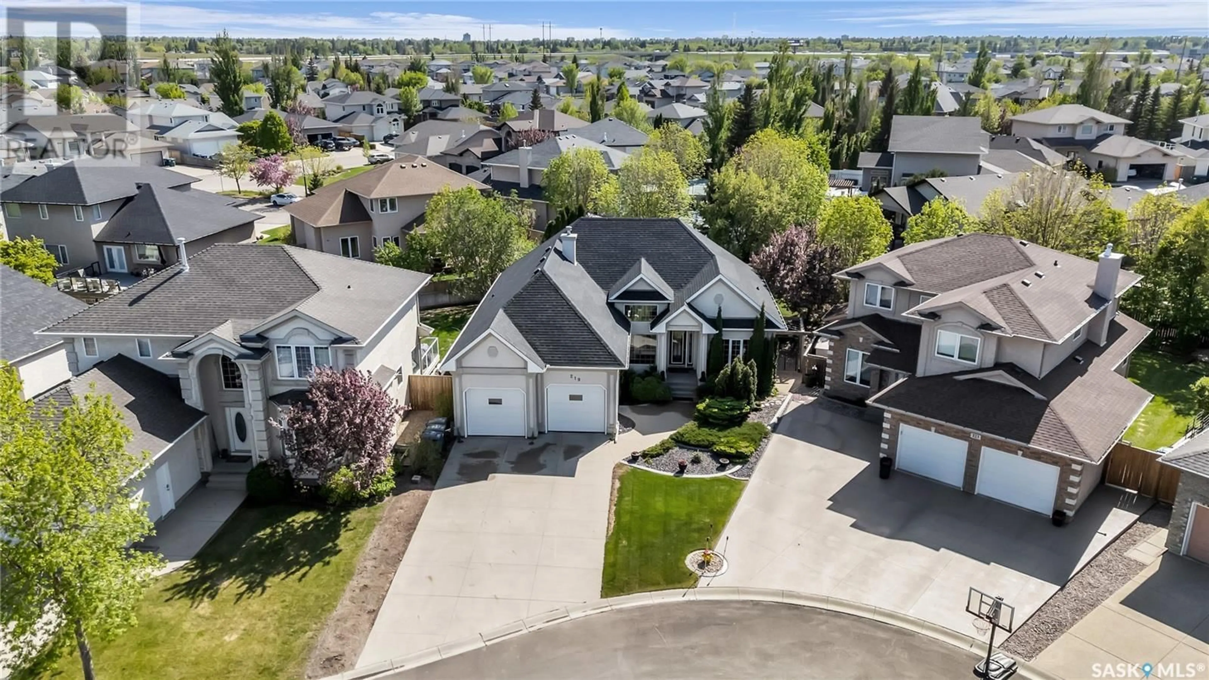 A pic from outside/outdoor area/front of a property/back of a property/a pic from drone, street for 219 WRIGHT CRESCENT, Saskatoon Saskatchewan S7N4T6