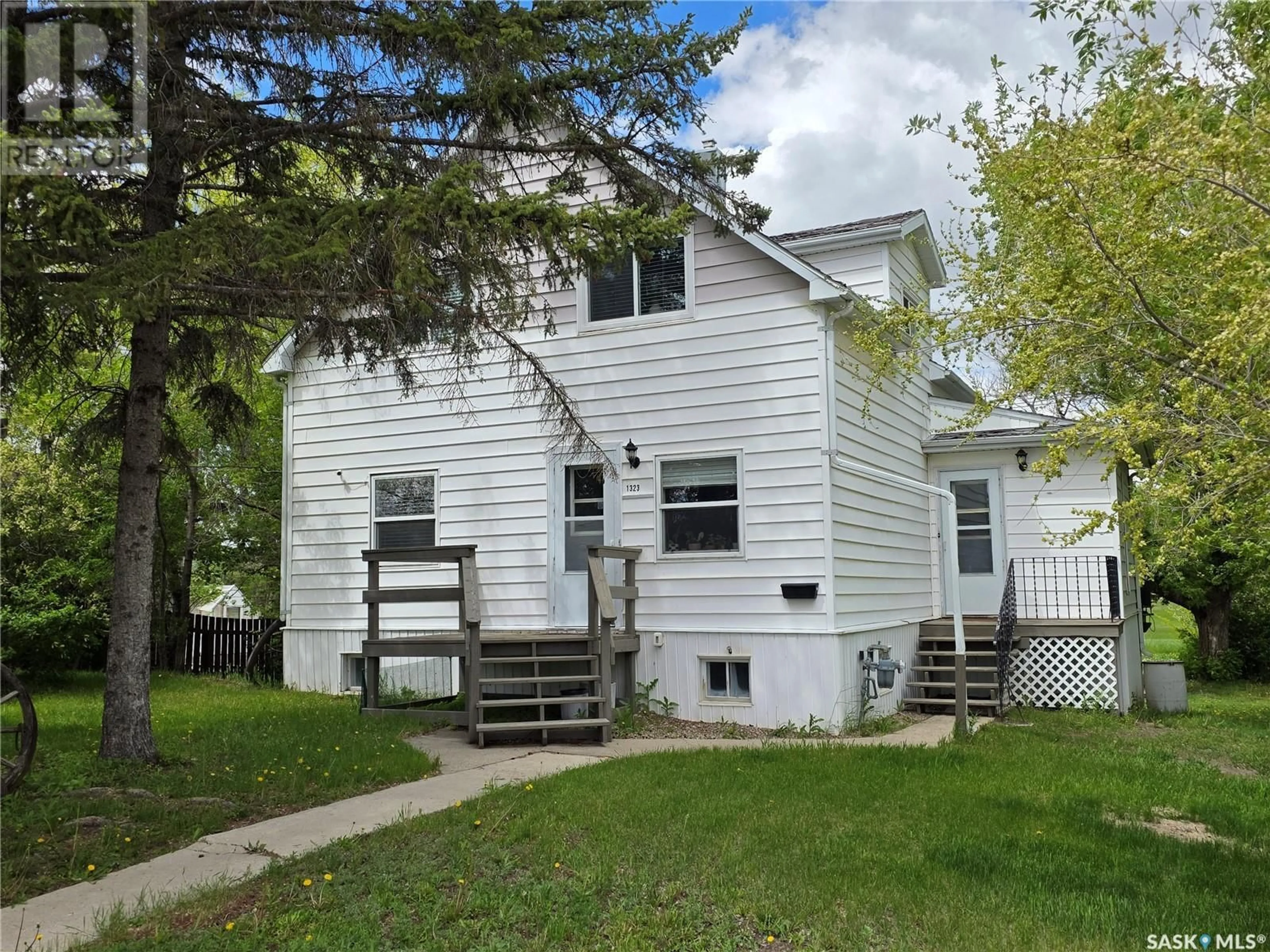 Home with vinyl exterior material, street for 1323 NORTH RAILWAY STREET, Swift Current Saskatchewan S9H1E6