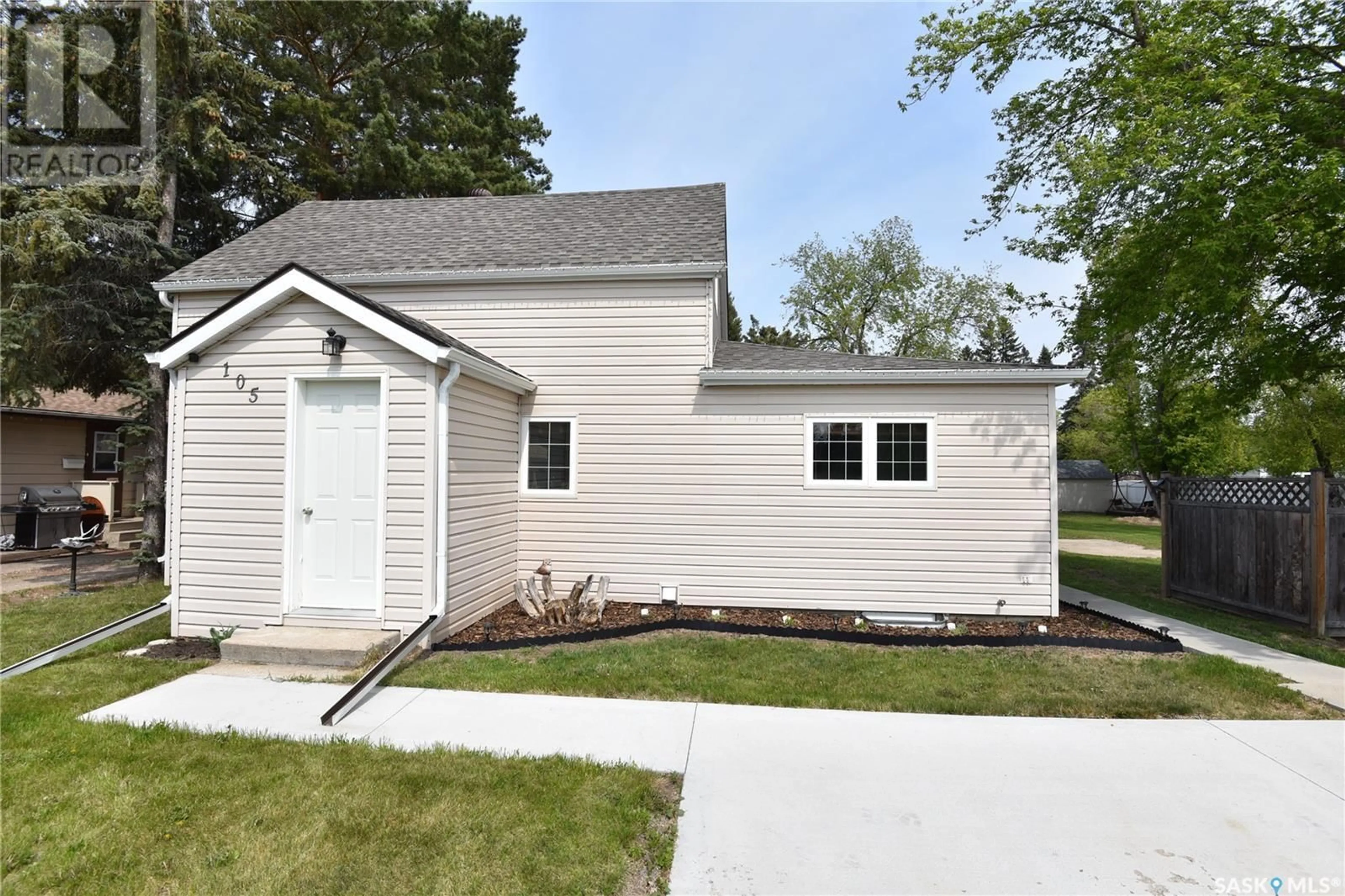 Home with vinyl exterior material, street for 105 7TH AVENUE, Nipawin Saskatchewan S0E1E0