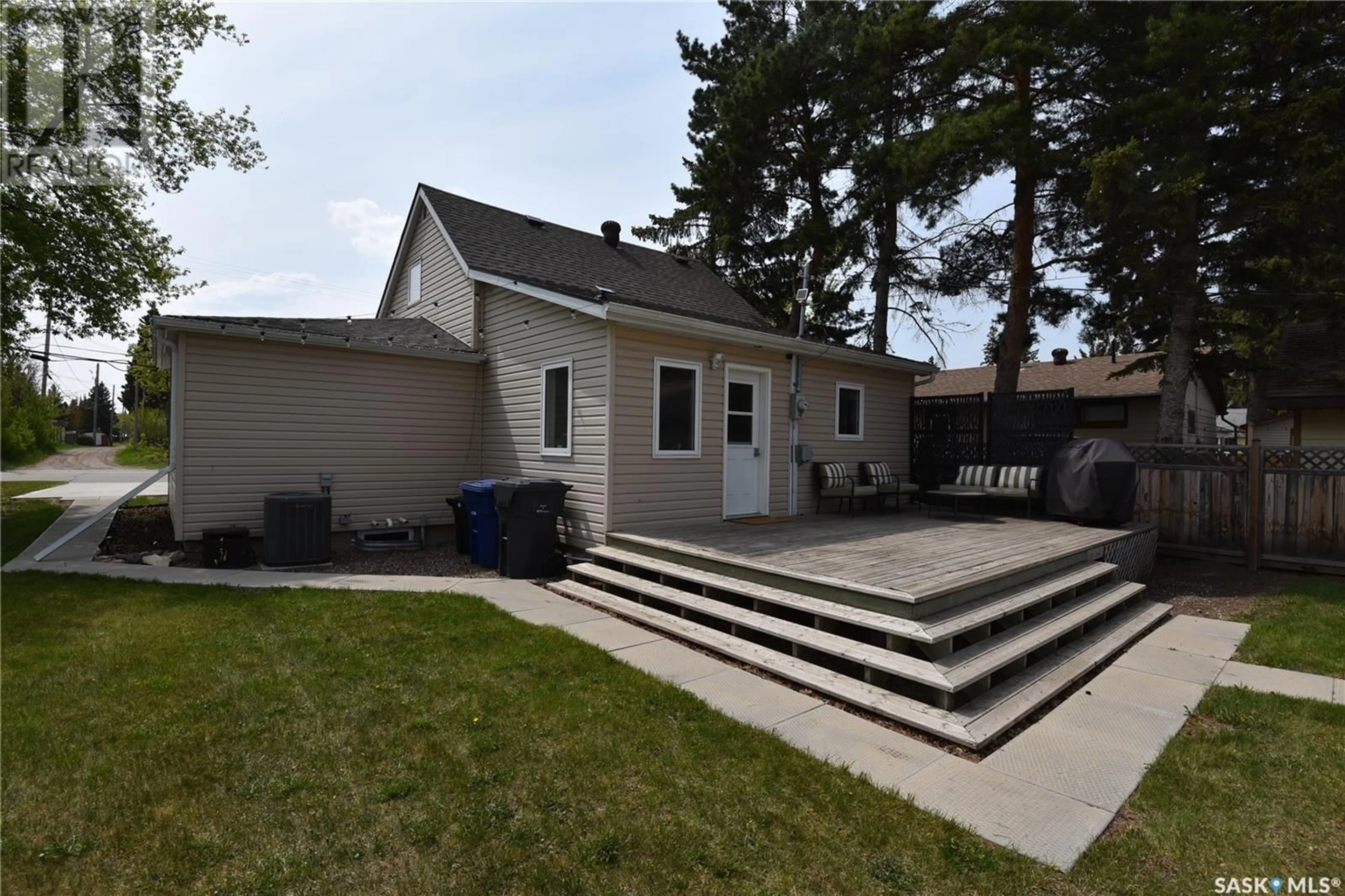 Patio, street for 105 7TH AVENUE, Nipawin Saskatchewan S0E1E0