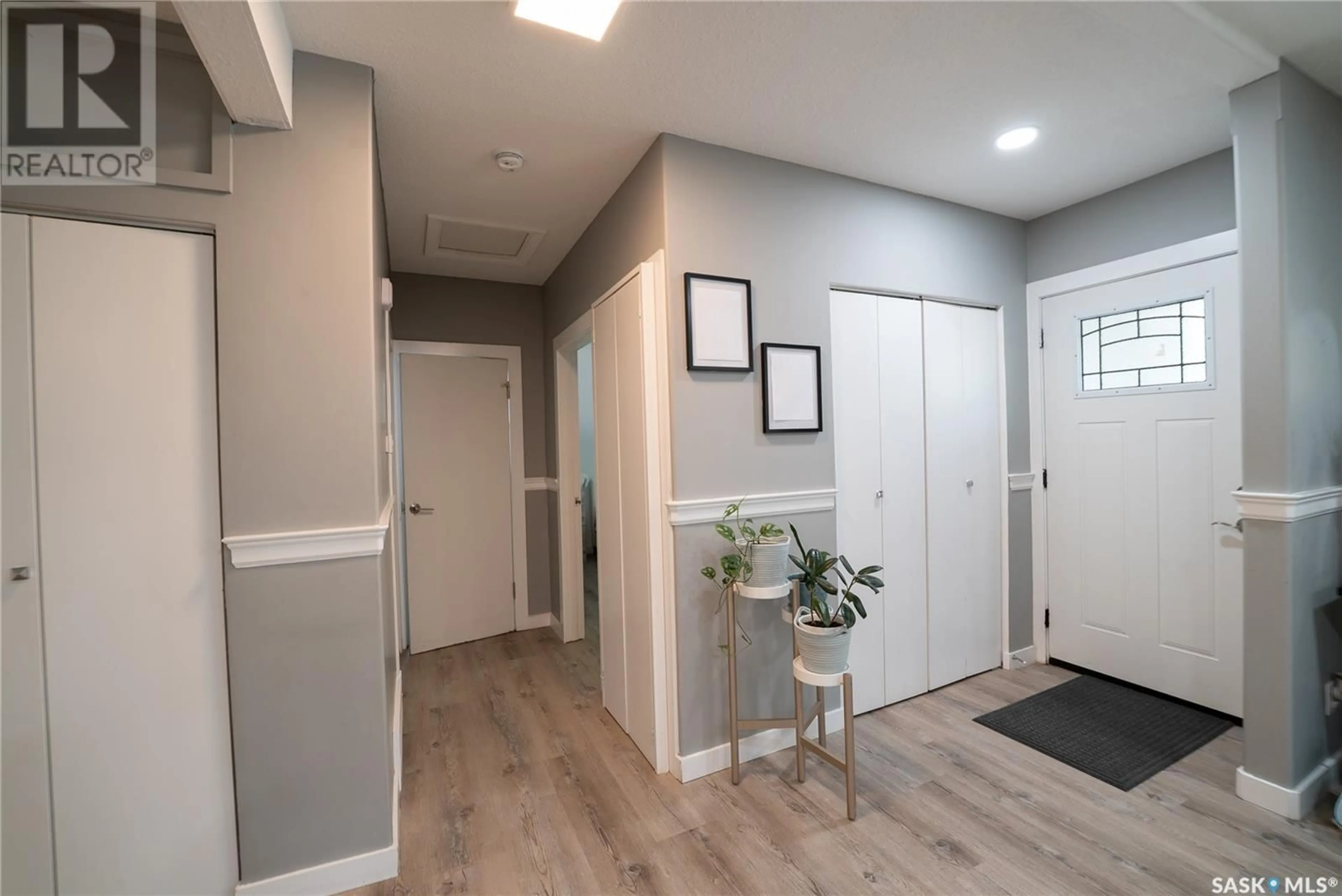 Indoor entryway for 441 Q AVENUE, Saskatoon Saskatchewan S7L2X9