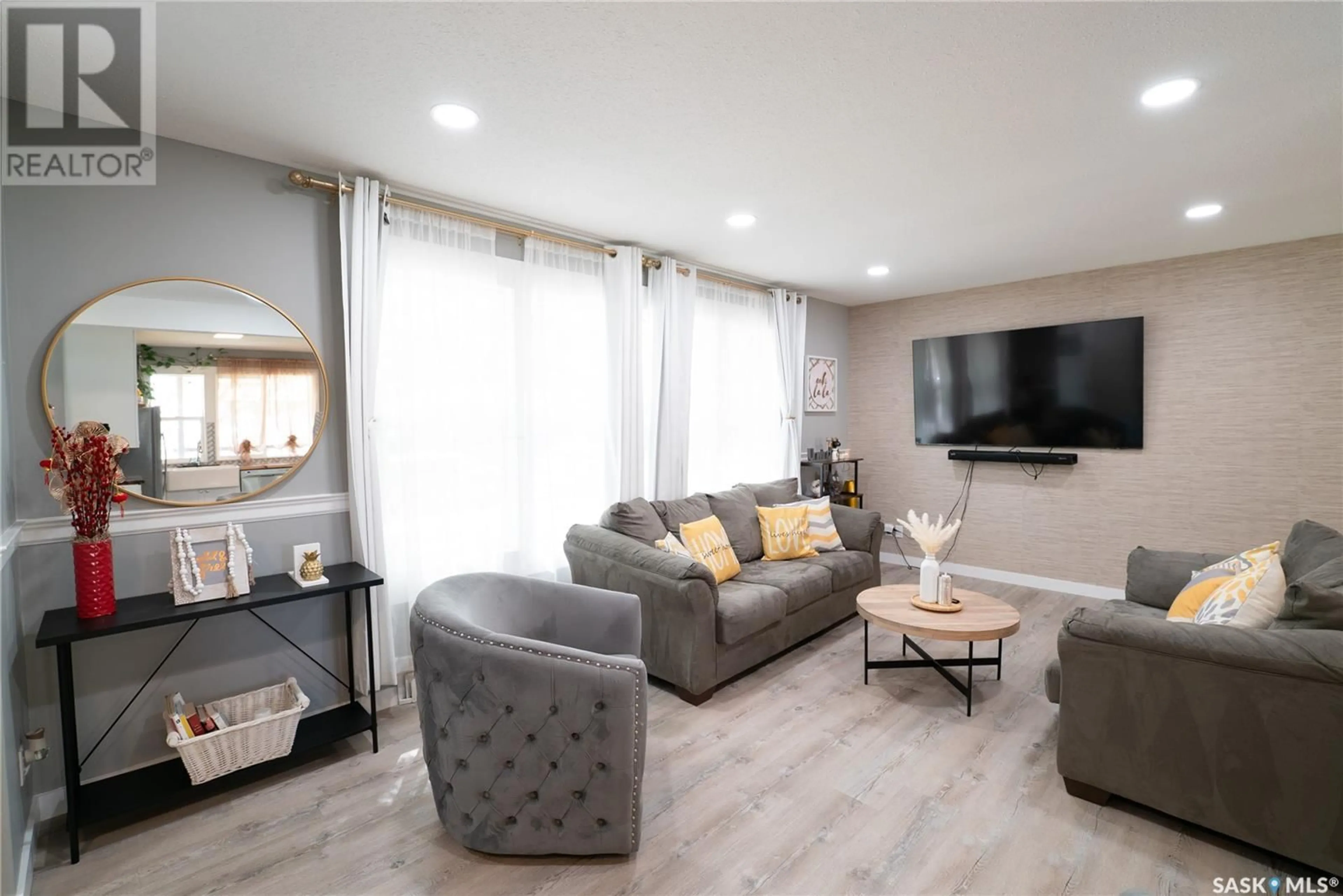 Living room with furniture, unknown for 441 Q AVENUE, Saskatoon Saskatchewan S7L2X9