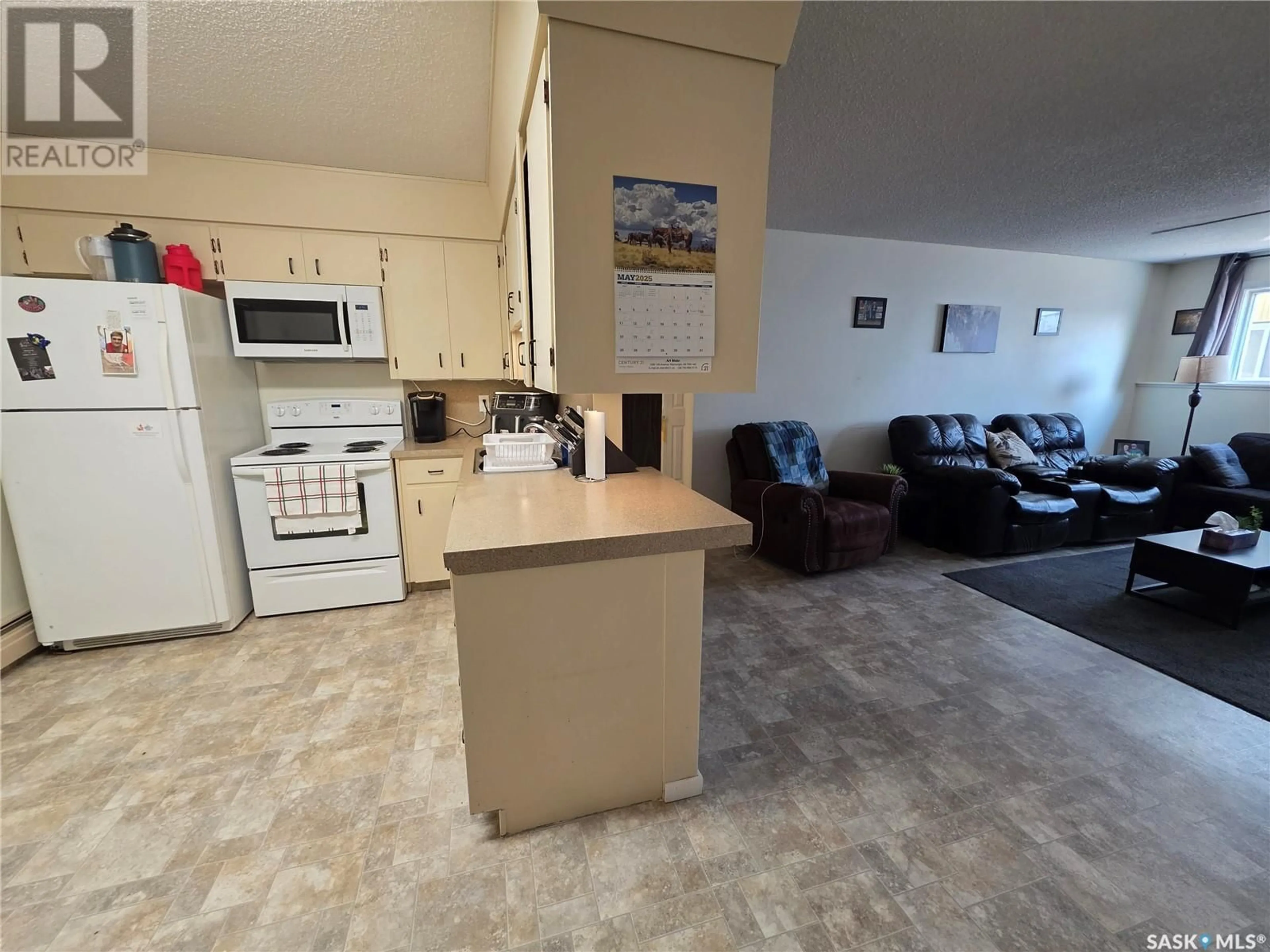 Open concept kitchen, unknown for 8 330 13TH AVENUE NE, Swift Current Saskatchewan S9H2W1