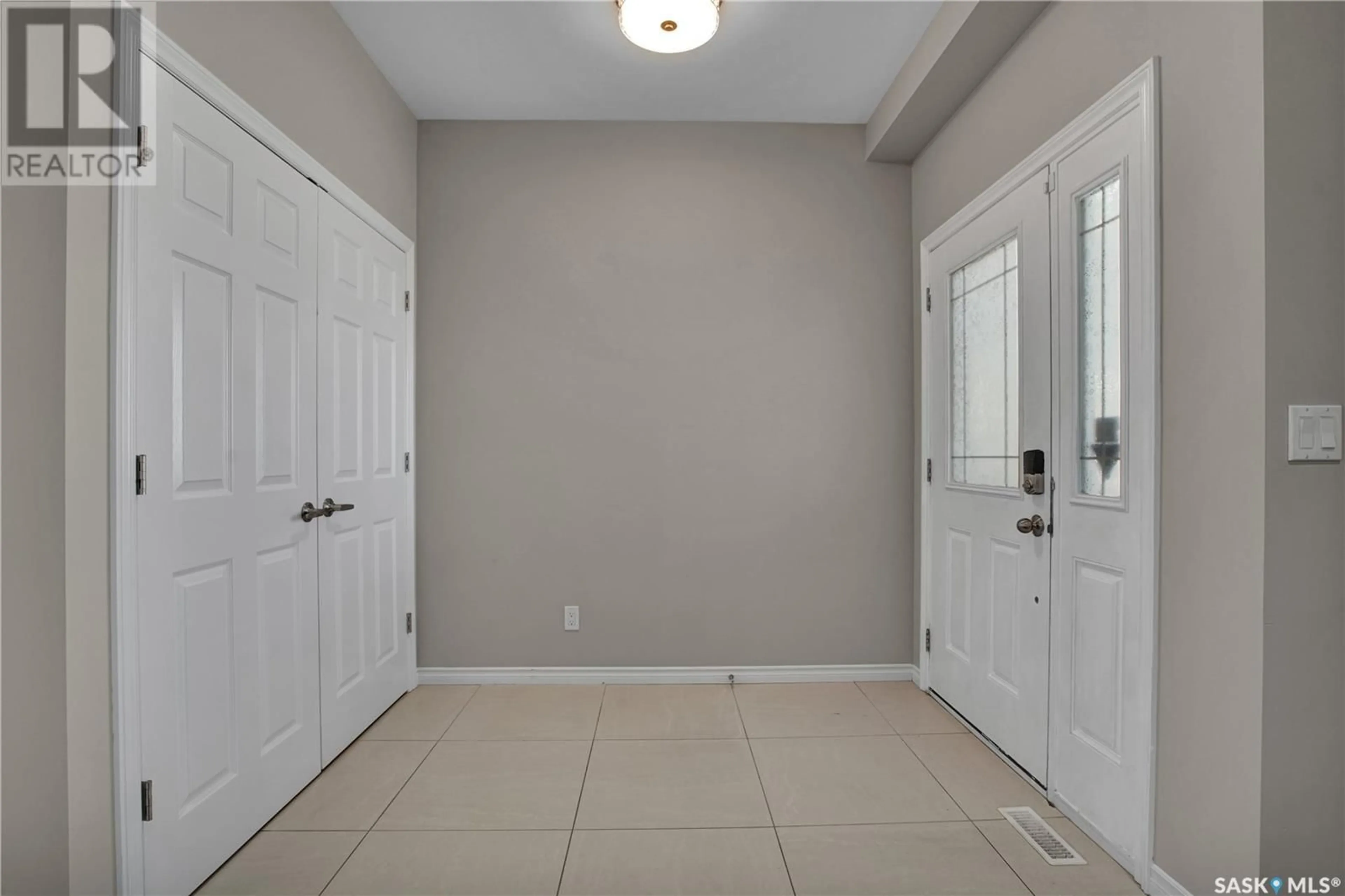 Indoor entryway for 1008 K AVENUE, Saskatoon Saskatchewan S7L2N6