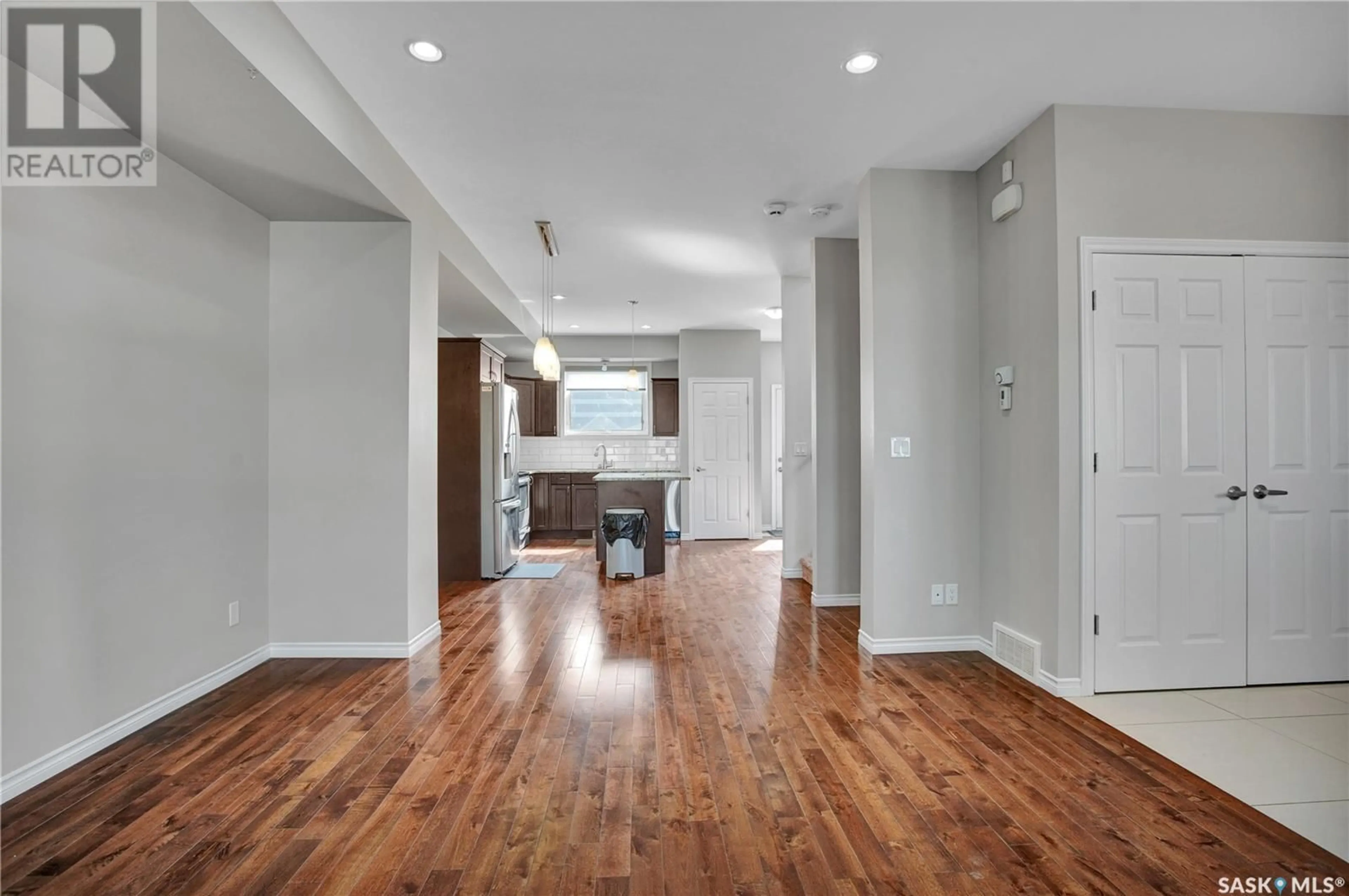 Indoor entryway for 1008 K AVENUE, Saskatoon Saskatchewan S7L2N6