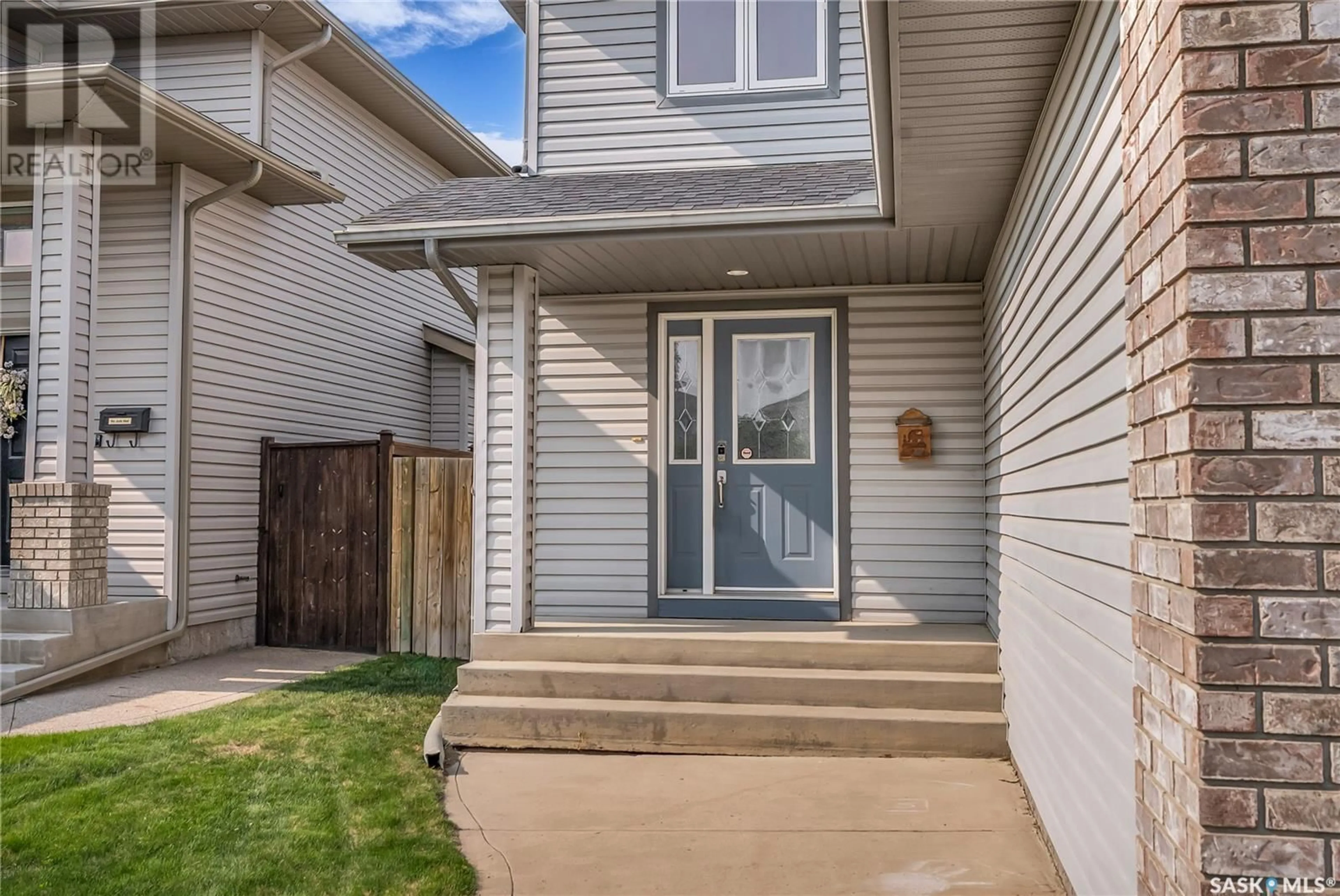 Home with vinyl exterior material, street for 430 BUCKWOLD COVE, Saskatoon Saskatchewan S7N4V9