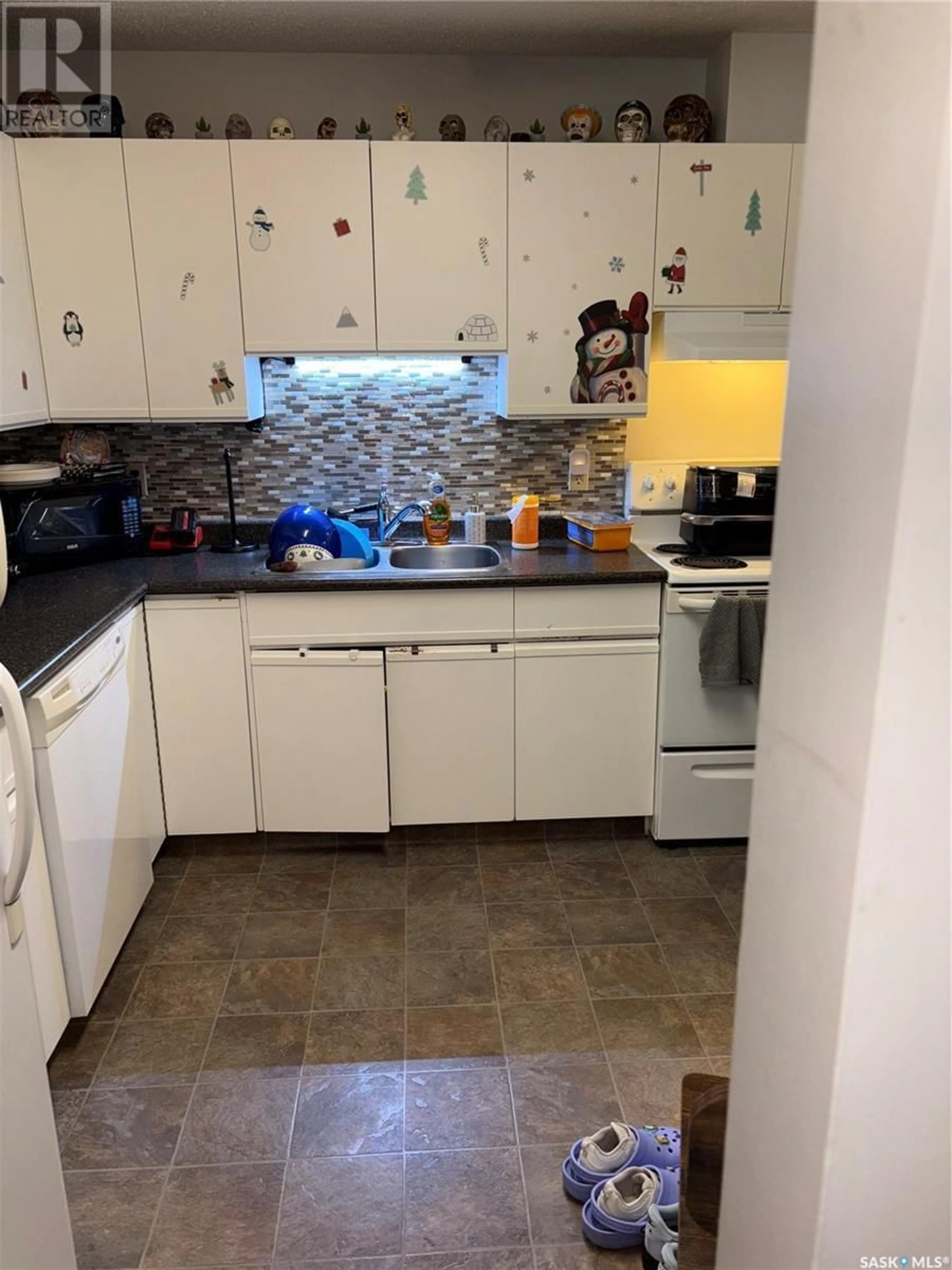Standard kitchen, ceramic/tile floor for 209a - 301 CREE PLACE, Saskatoon Saskatchewan S7K7X9