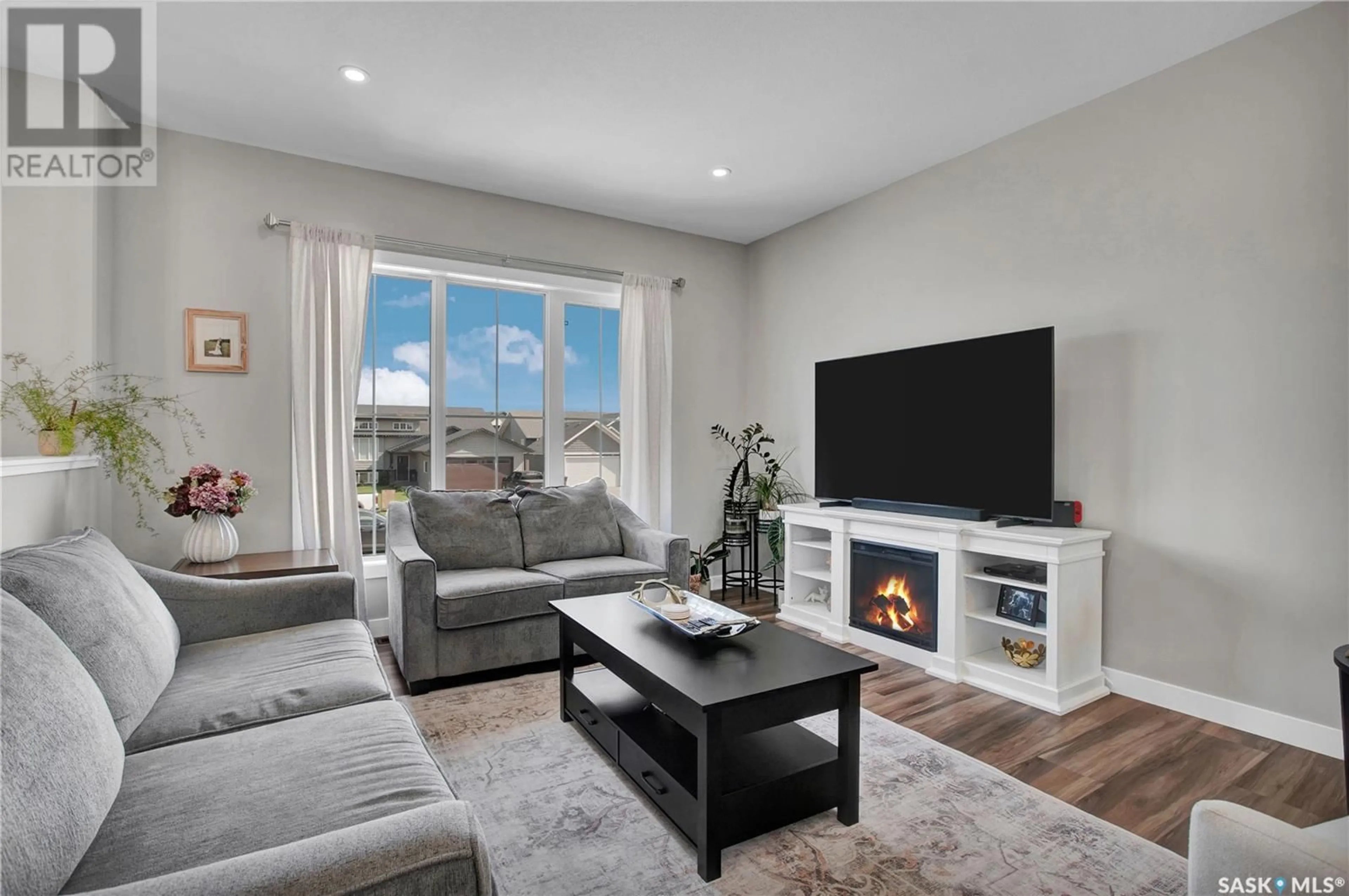 Living room with furniture, unknown for 607 PEBBLE BEACH BOULEVARD, Warman Saskatchewan S0K4S1