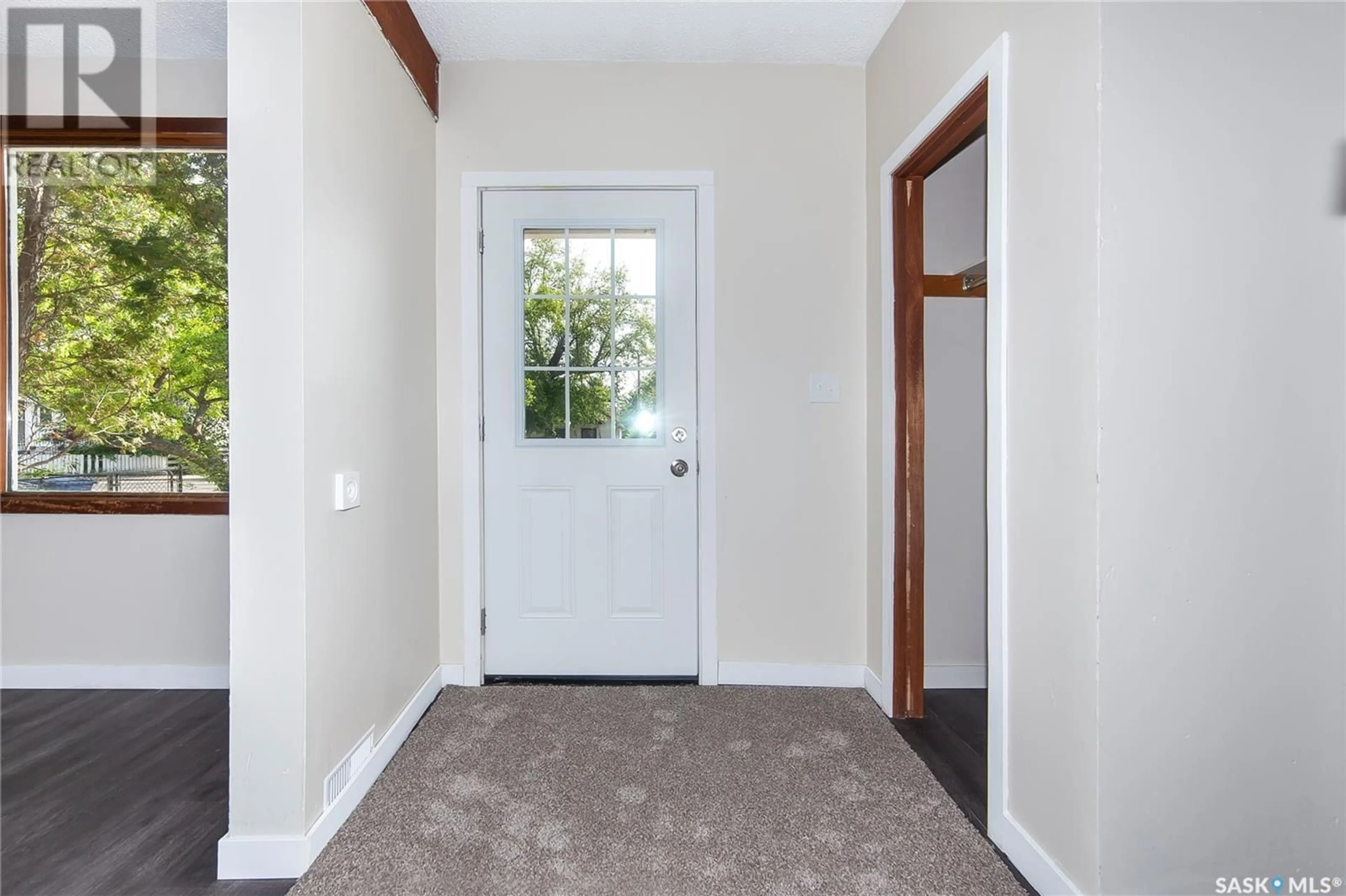Indoor entryway for 515 F AVENUE, Saskatoon Saskatchewan S7M1T6