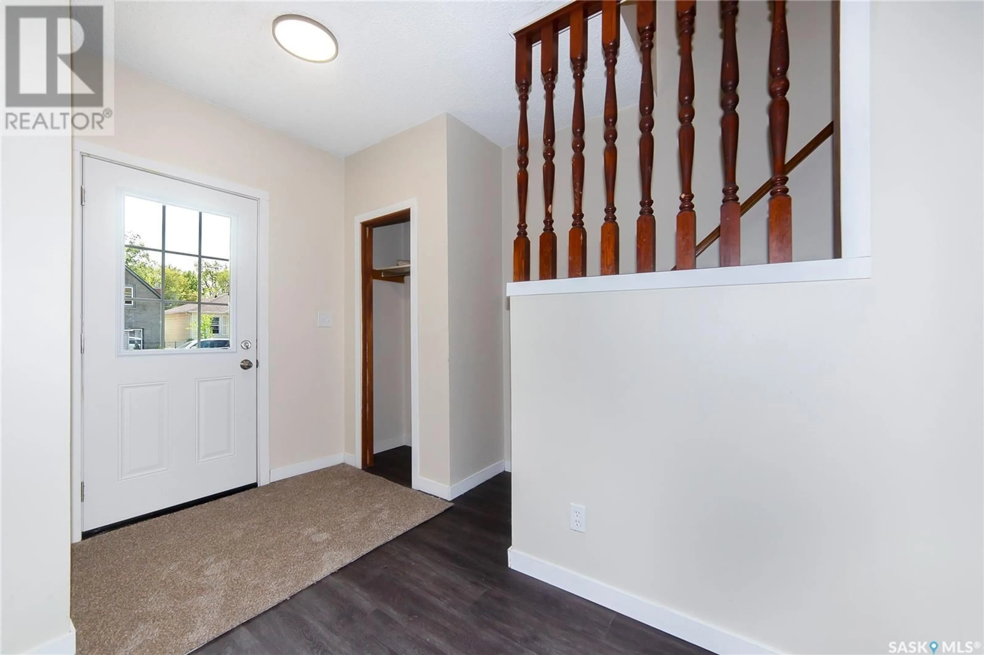 Indoor entryway for 515 F AVENUE, Saskatoon Saskatchewan S7M1T6