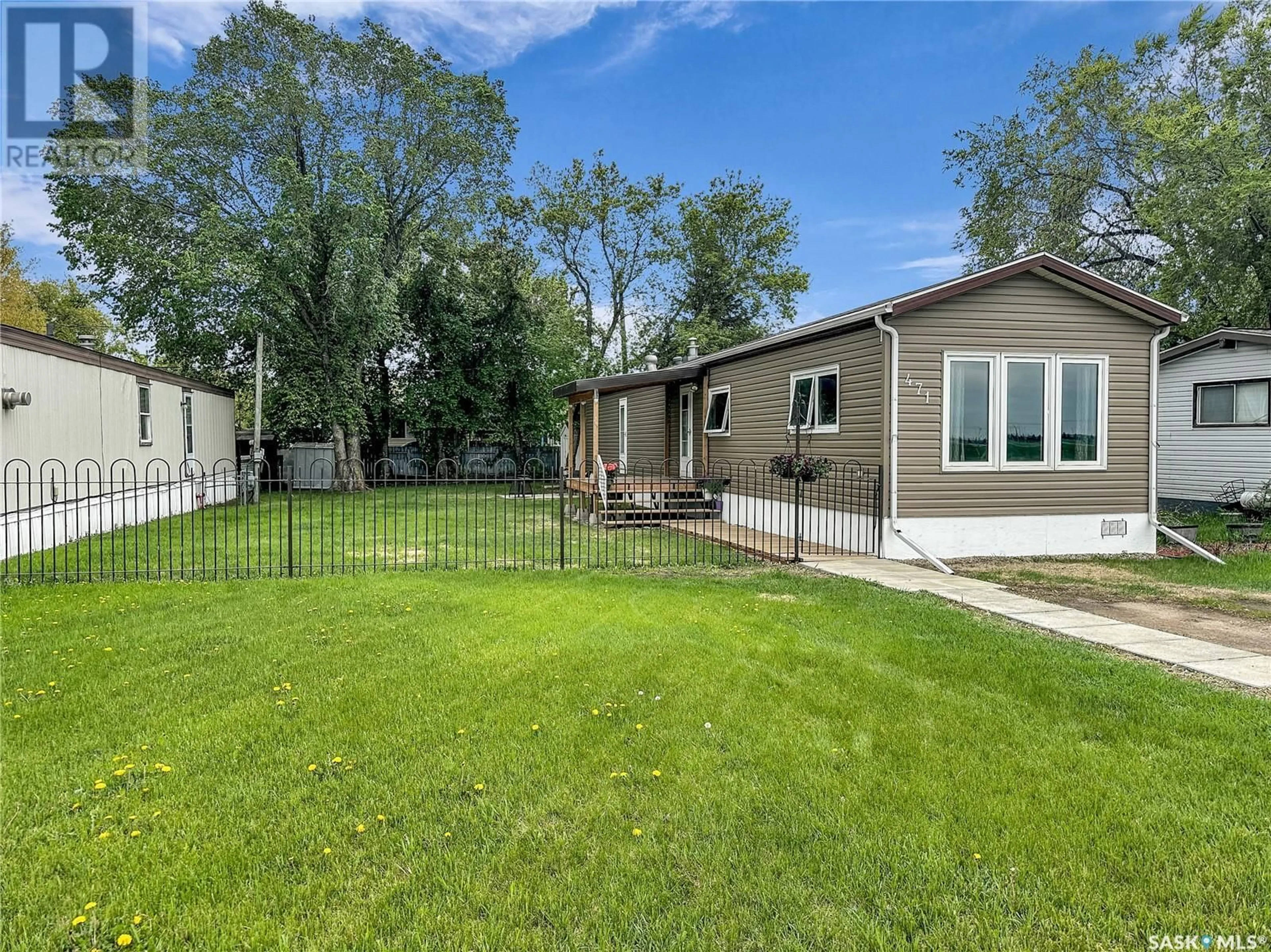 Home with vinyl exterior material, street for 471 35TH STREET, Battleford Saskatchewan S0M0E0