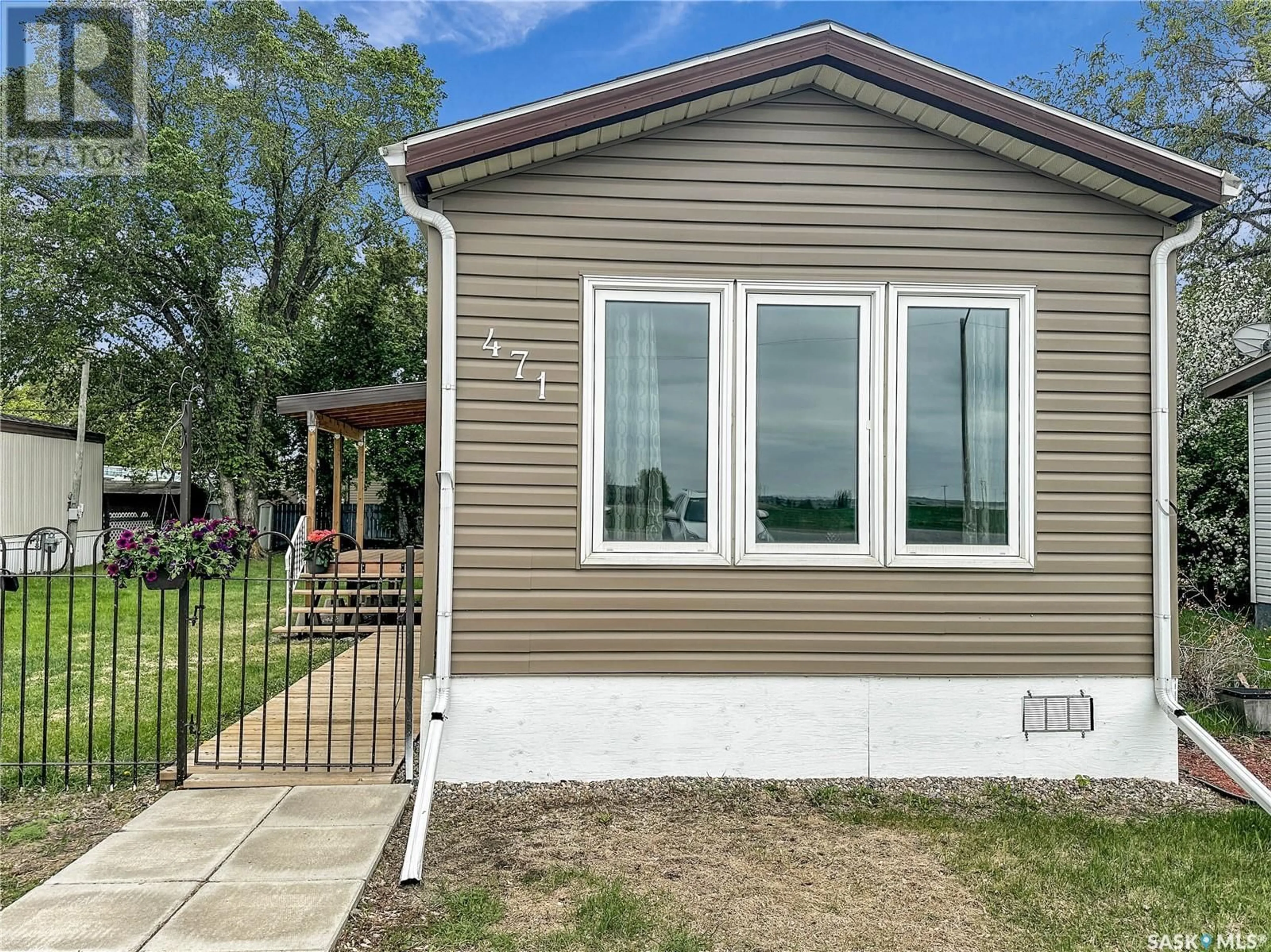 Home with vinyl exterior material, street for 471 35TH STREET, Battleford Saskatchewan S0M0E0