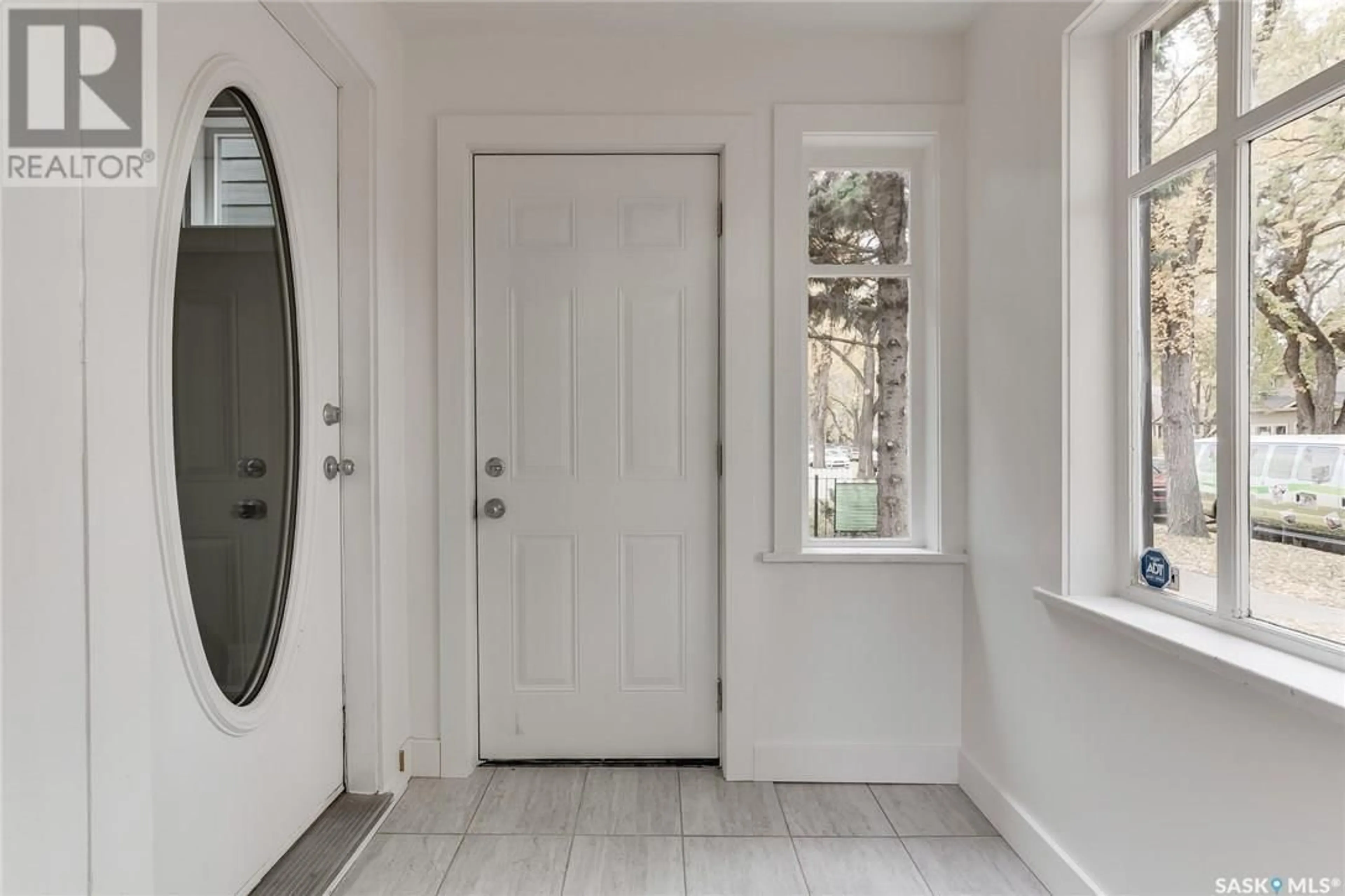 Indoor entryway for 1336 B AVENUE, Saskatoon Saskatchewan S7L1G5