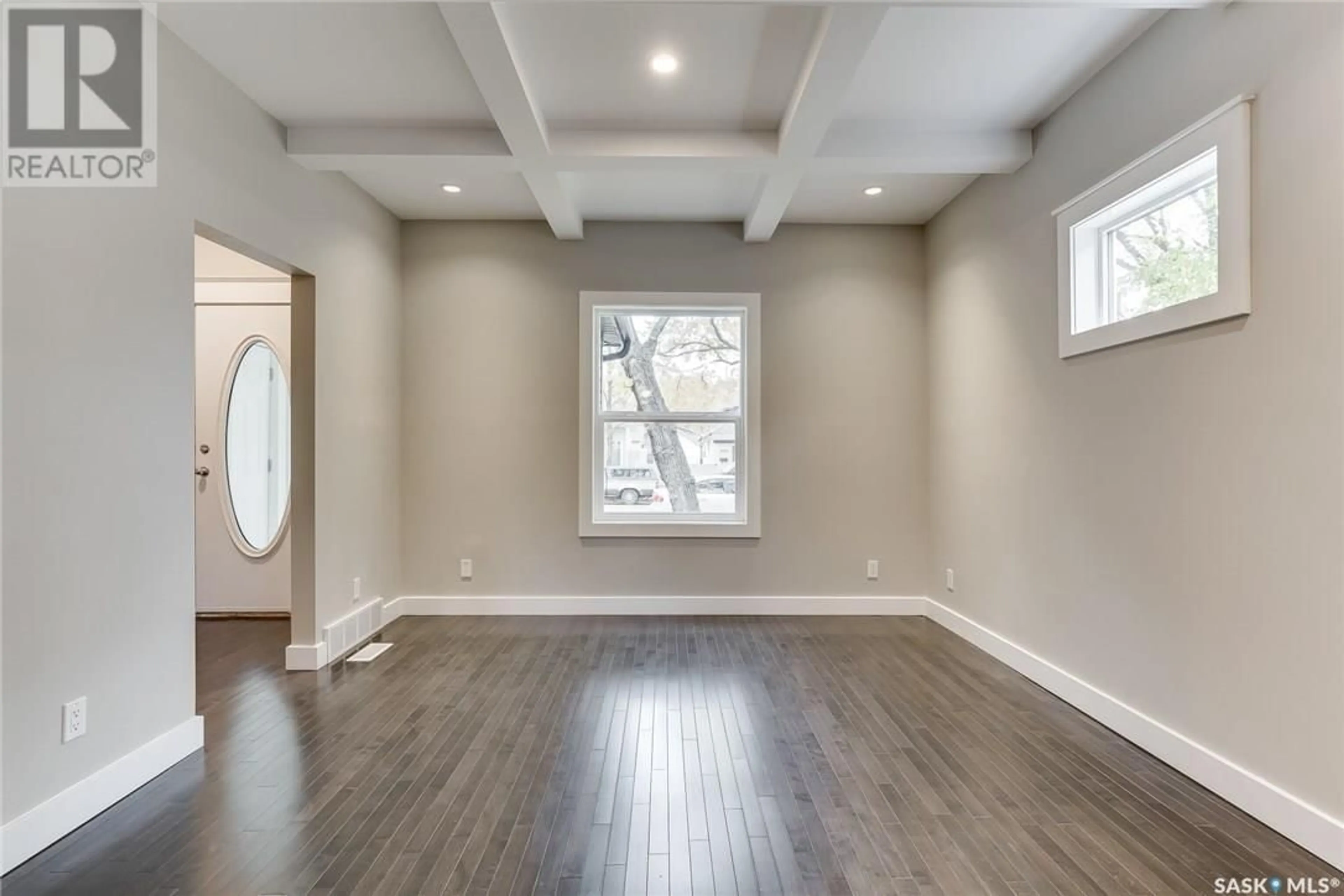 Indoor entryway for 1336 B AVENUE, Saskatoon Saskatchewan S7L1G5