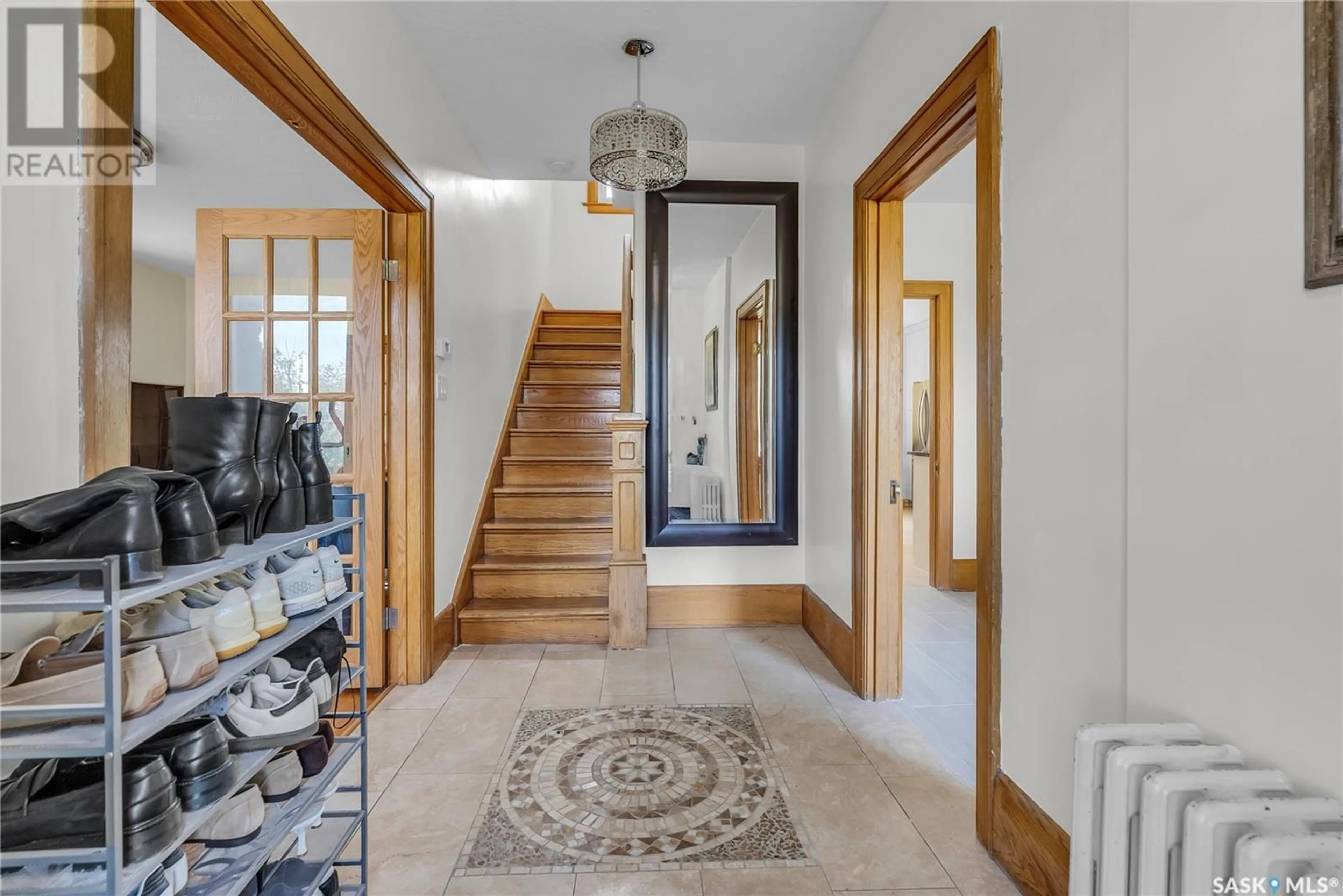 Indoor foyer for 626 SASKATCHEWAN CRESCENT, Saskatoon Saskatchewan S7N0K9