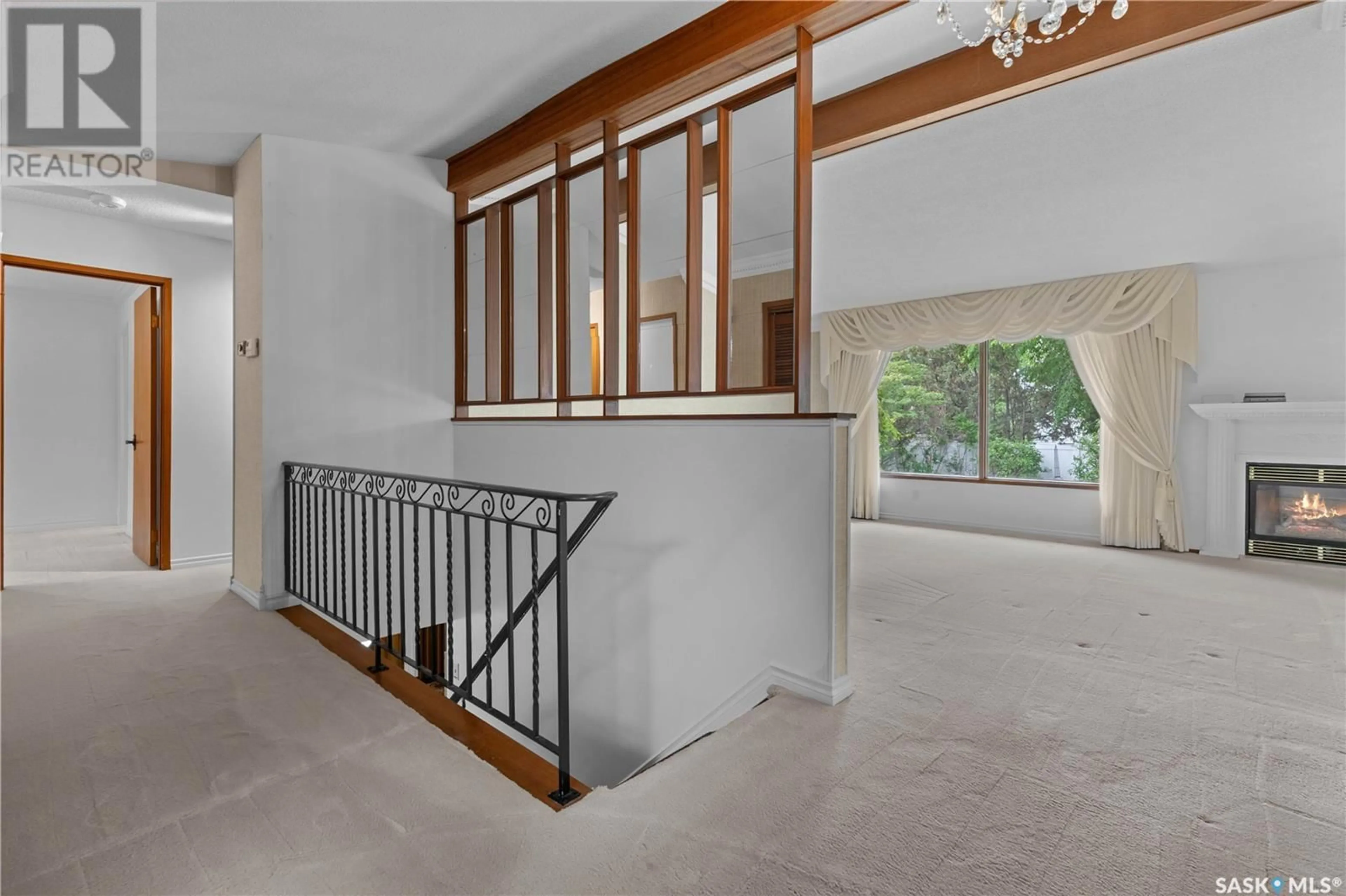 Indoor foyer for 19 LINCOLN DRIVE, Regina Saskatchewan S4S2V7