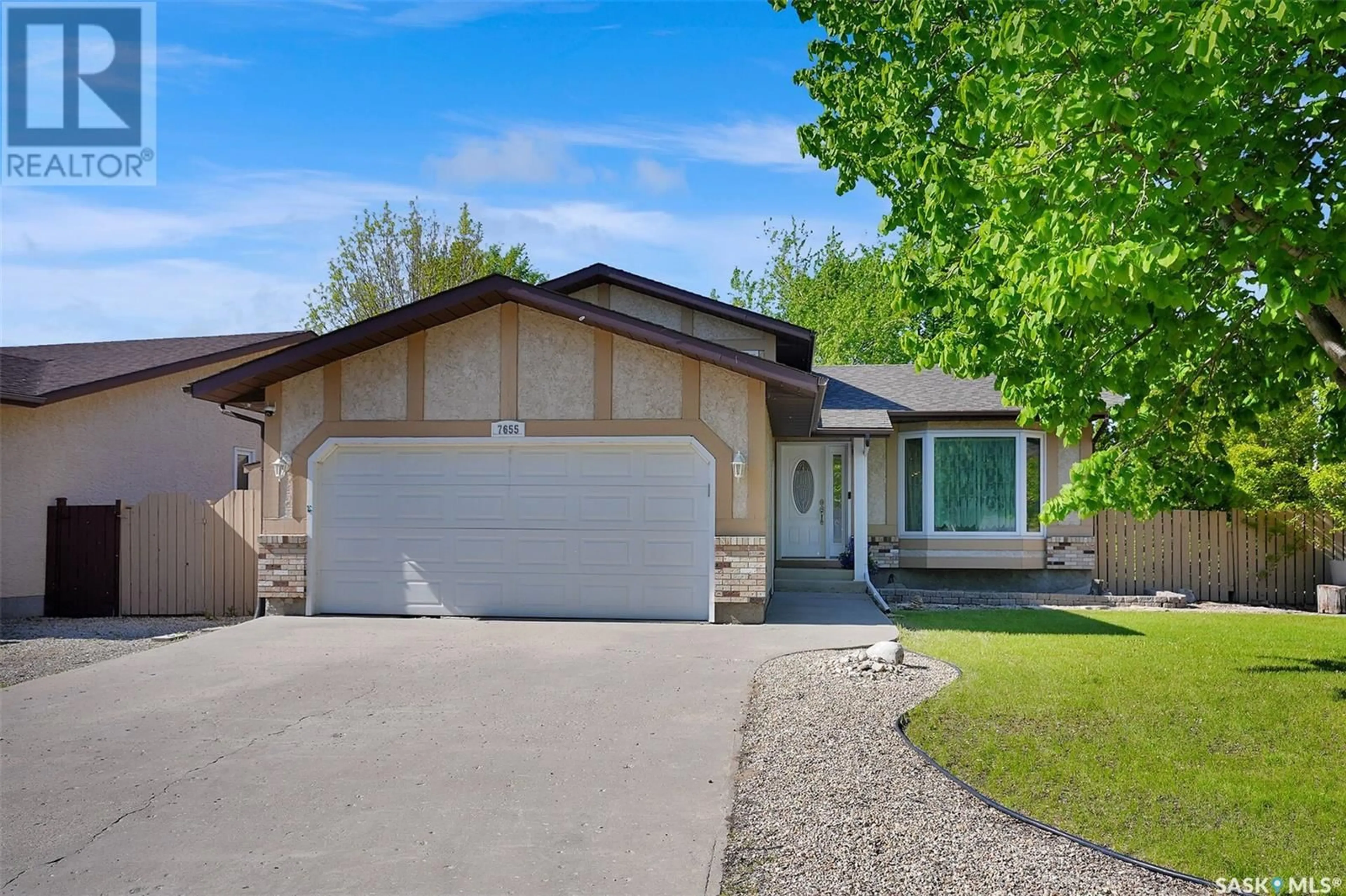 Home with vinyl exterior material, street for 7655 DISCOVERY ROAD, Regina Saskatchewan S4Y1E5