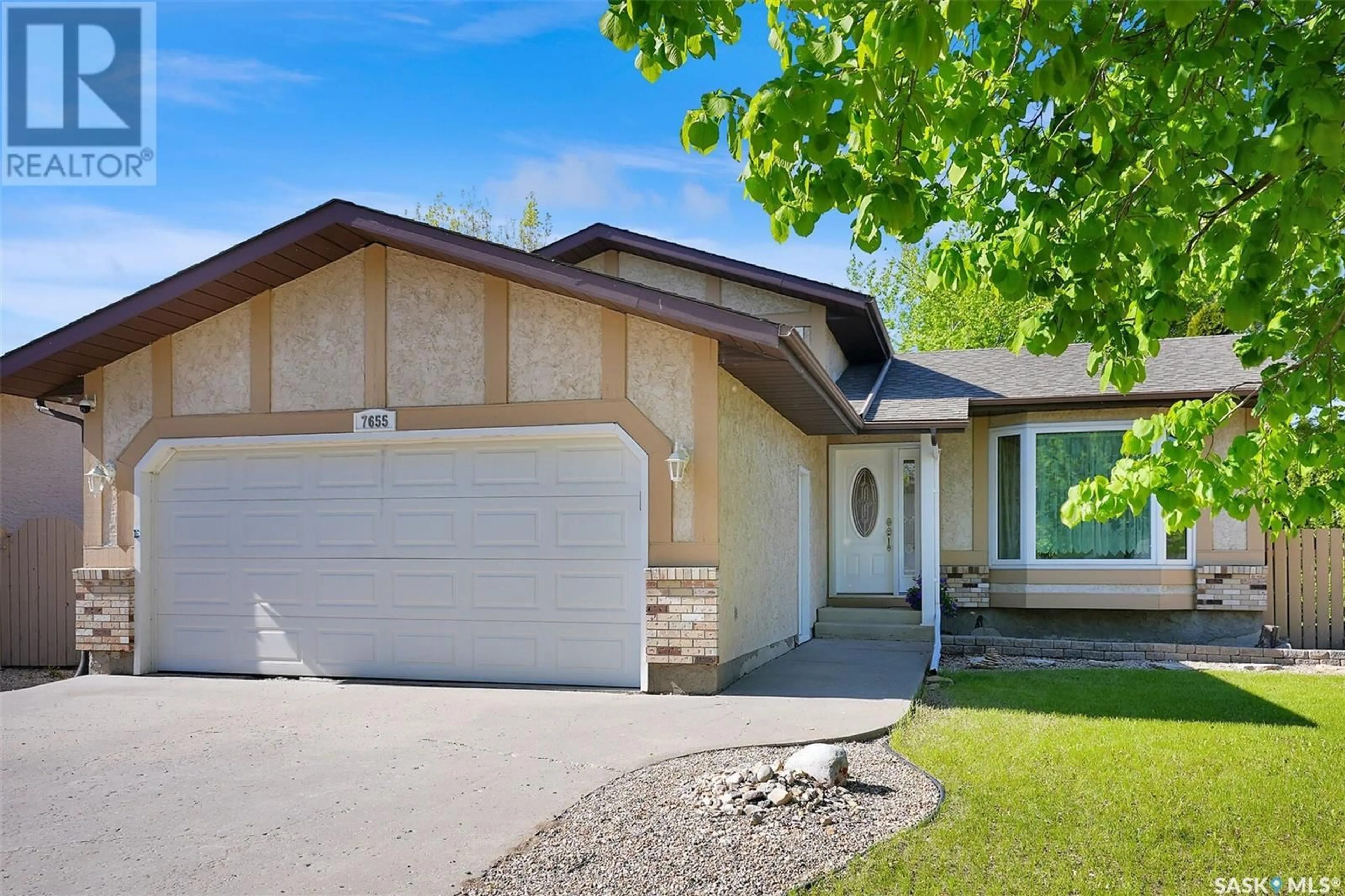 Home with vinyl exterior material, street for 7655 DISCOVERY ROAD, Regina Saskatchewan S4Y1E5