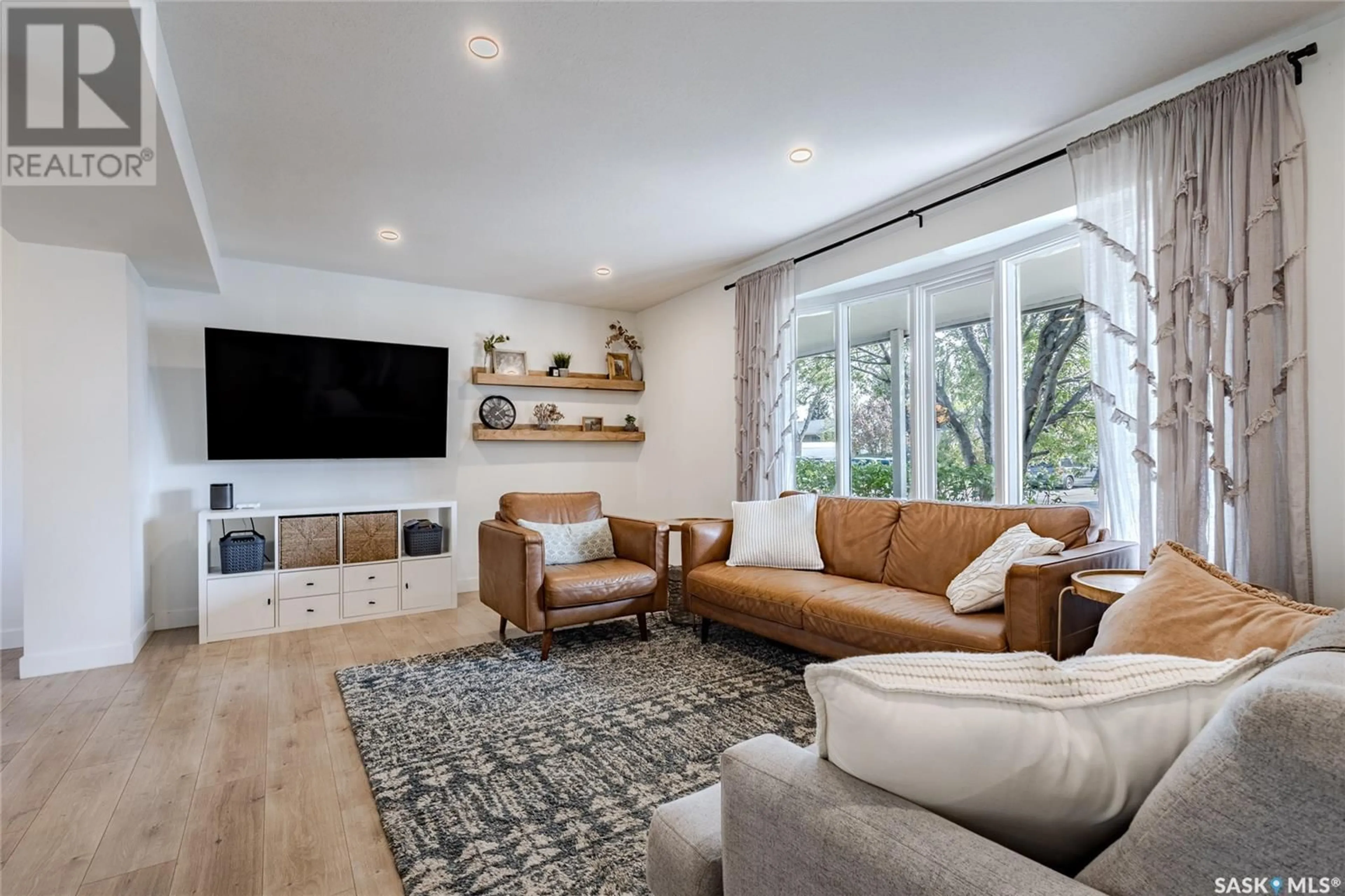 Living room with furniture, unknown for 320 NAHANNI DRIVE, Saskatoon Saskatchewan S7K4C7
