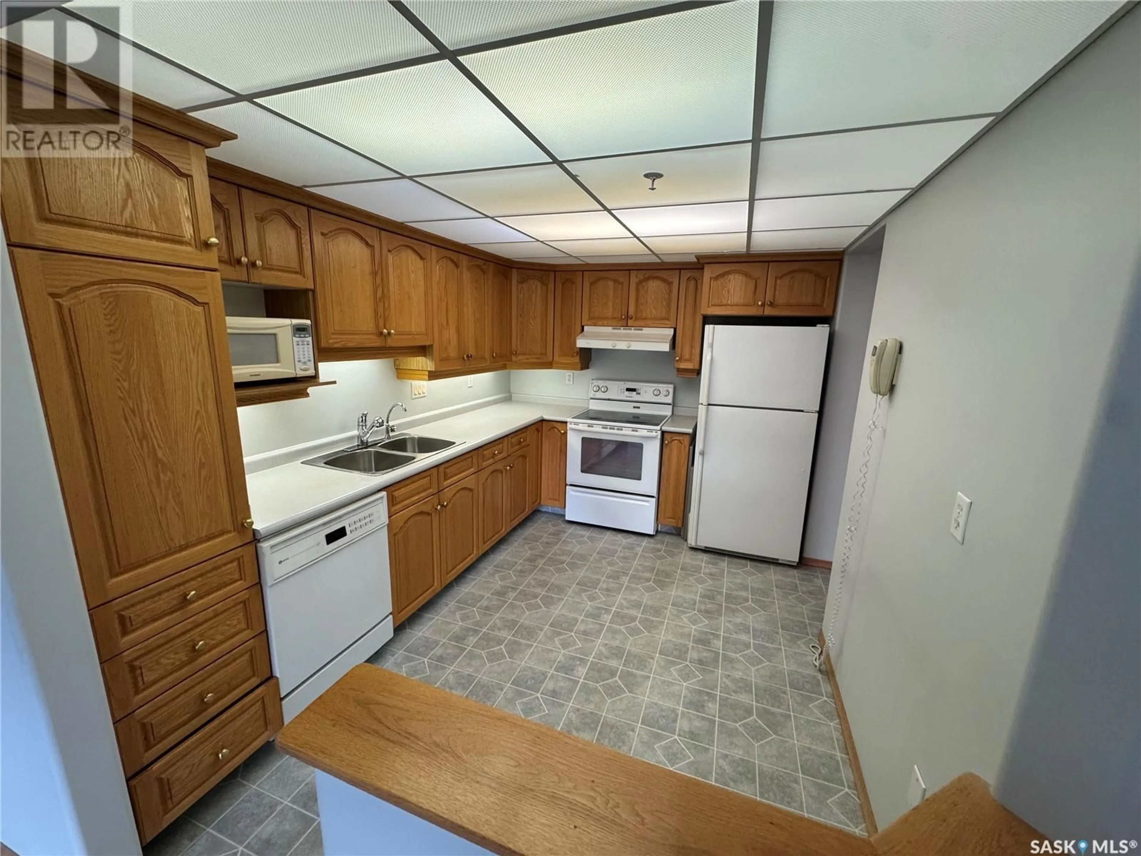 Standard kitchen, unknown for 1254 WASCANA STREET, Regina Saskatchewan S4T4J1