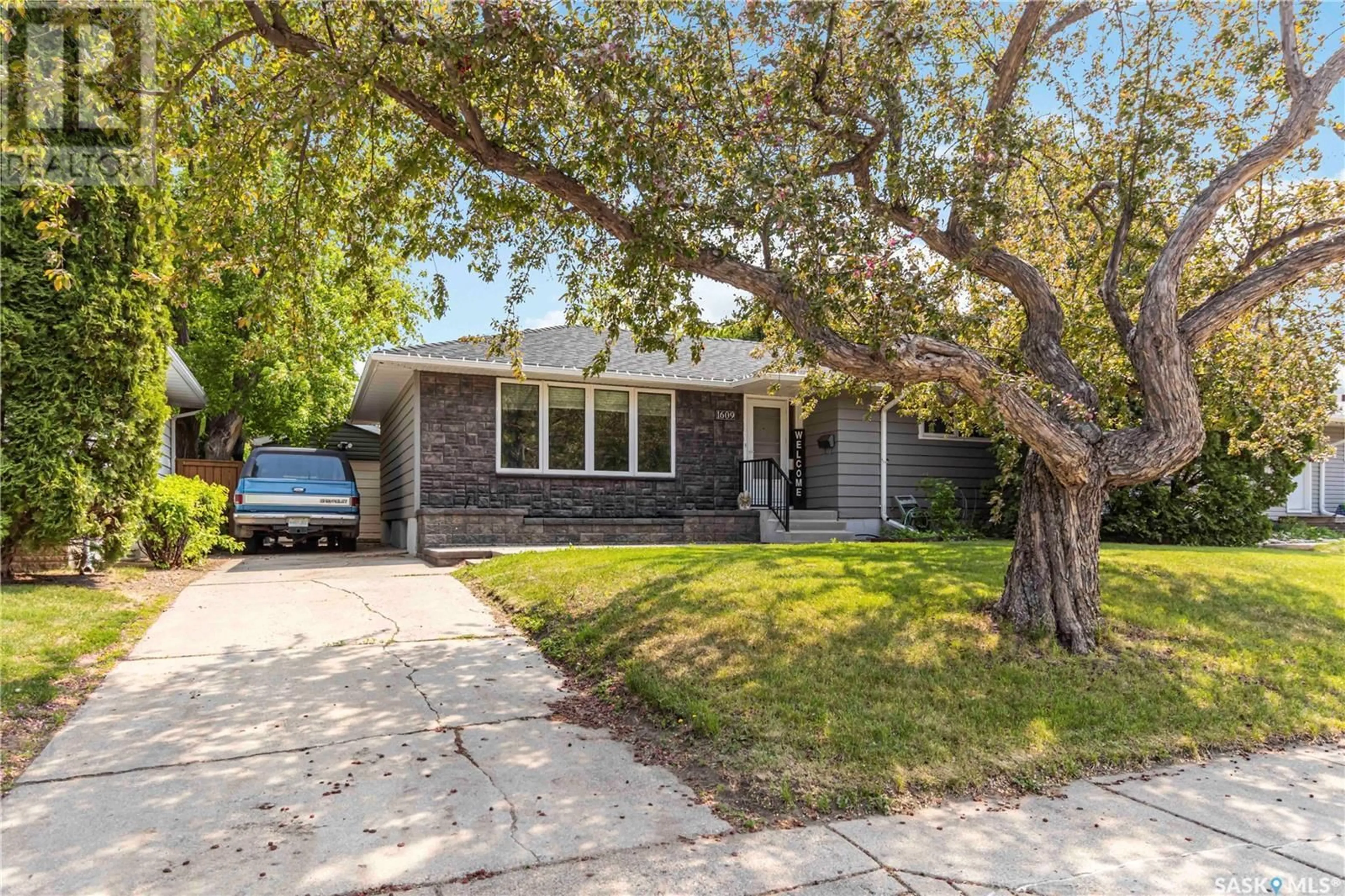 Home with vinyl exterior material, street for 1609 MORGAN AVENUE, Saskatoon Saskatchewan S7H2R9
