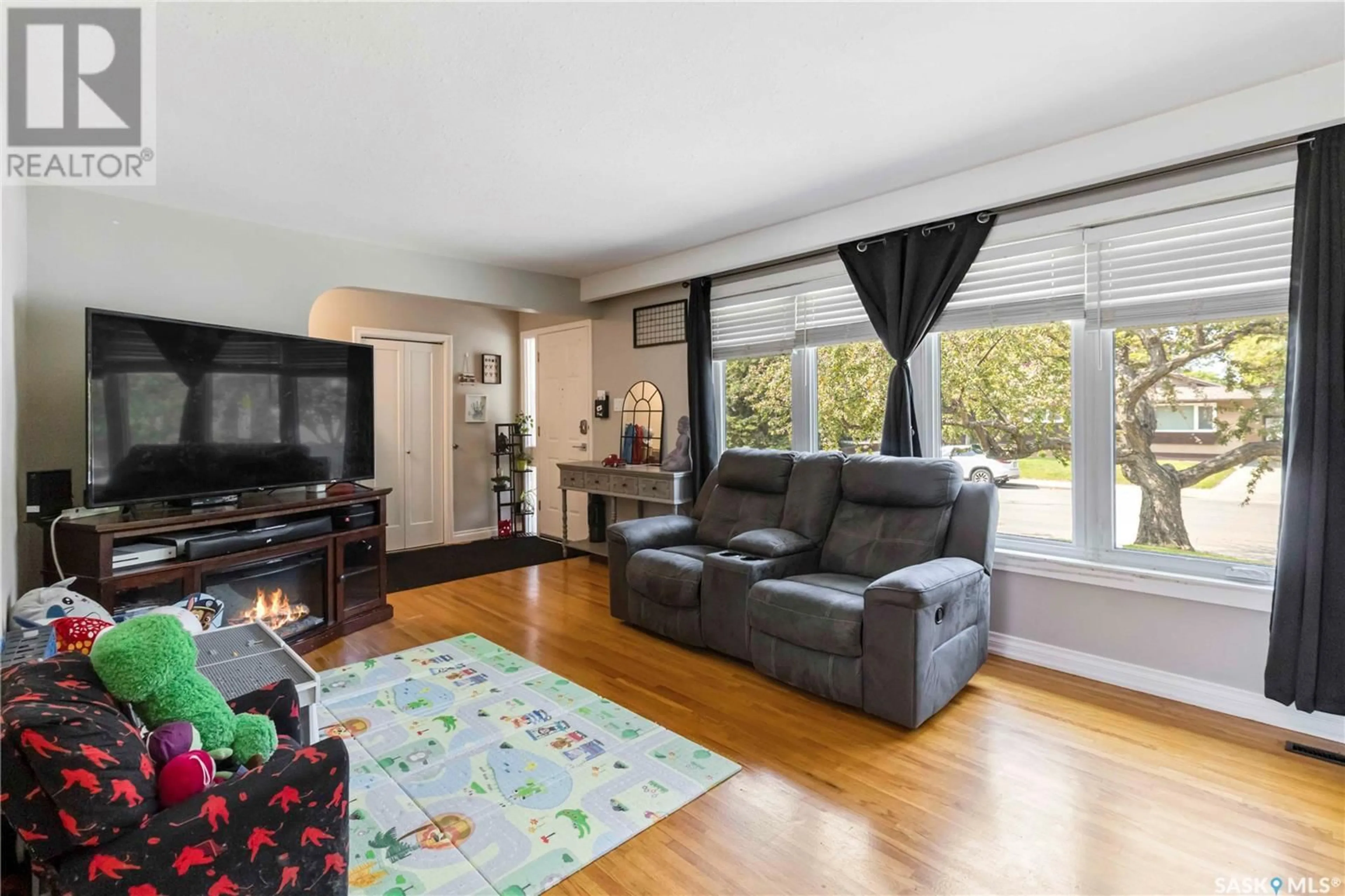 Living room with furniture, unknown for 1609 MORGAN AVENUE, Saskatoon Saskatchewan S7H2R9