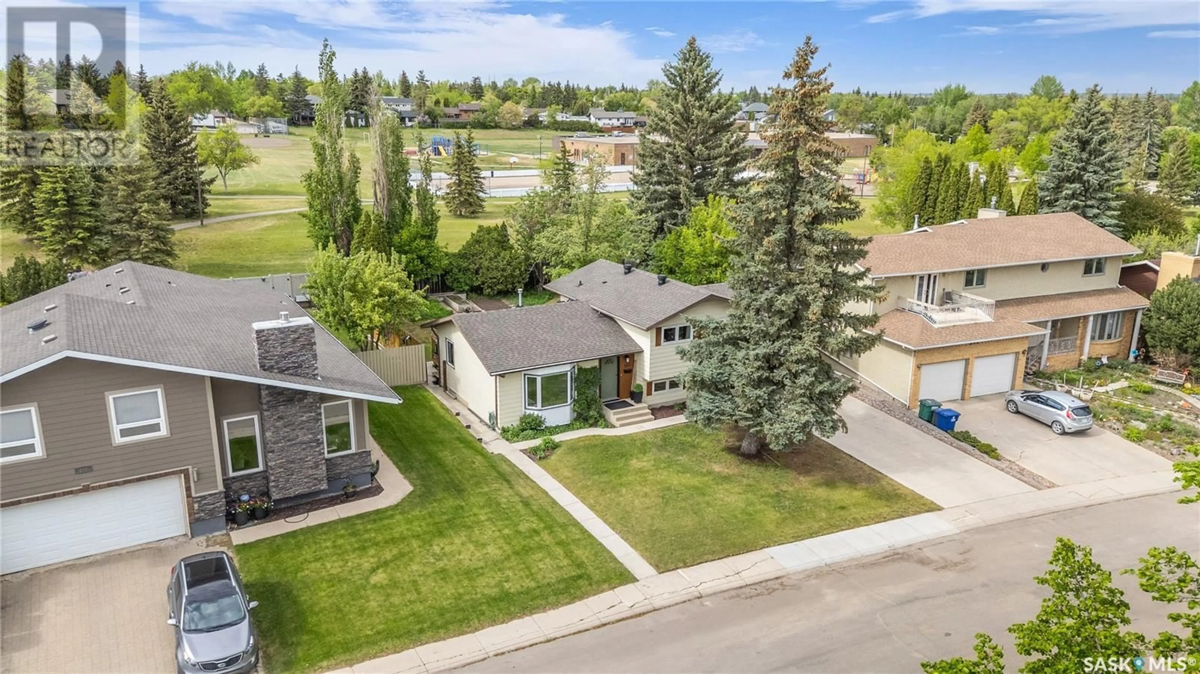 A pic from outside/outdoor area/front of a property/back of a property/a pic from drone, street for 507 FROBISHER CRESCENT, Saskatoon Saskatchewan S7K4Y8
