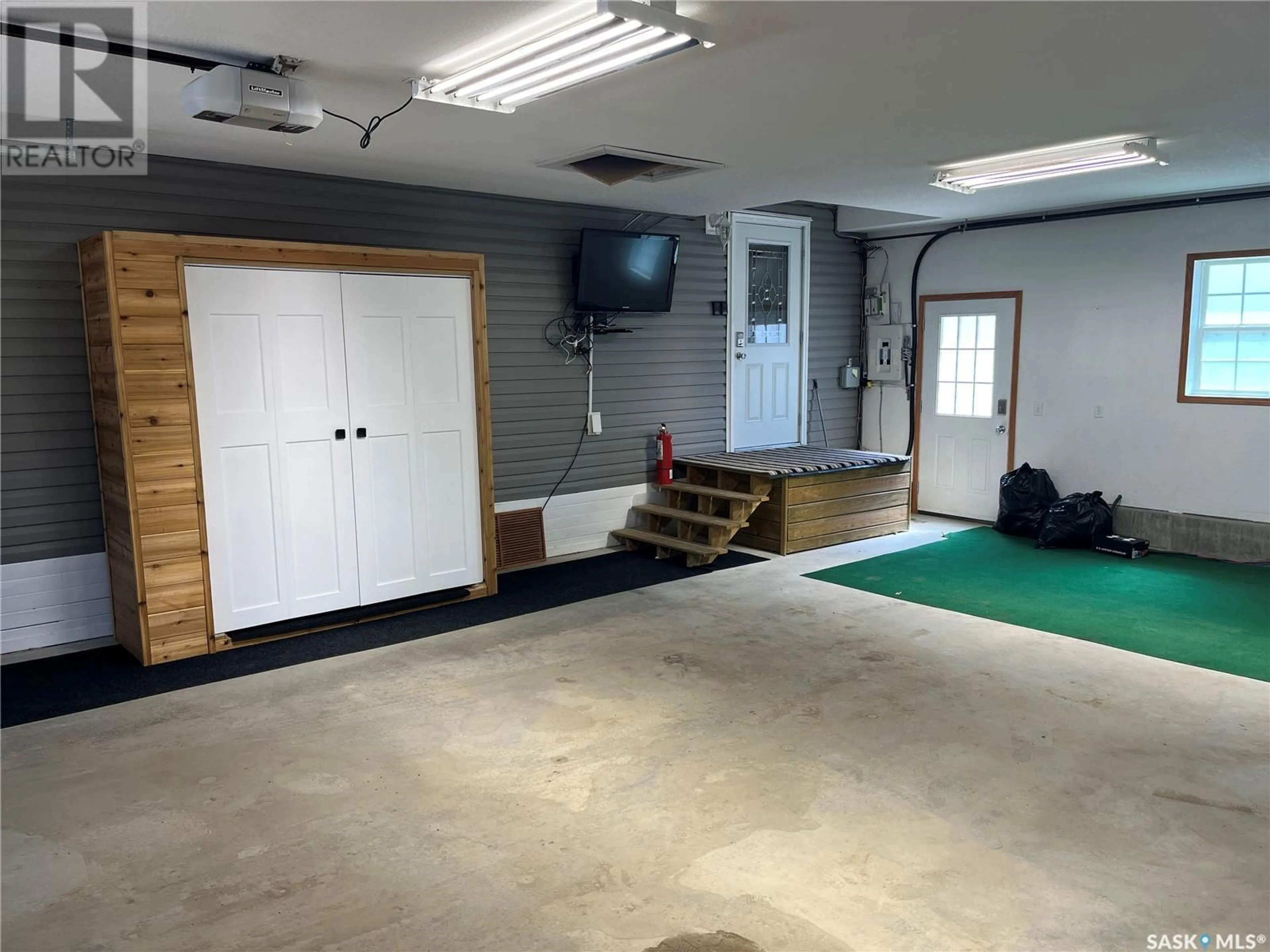Indoor garage for 24 HALL STREET, Halbrite Saskatchewan S0C1H0