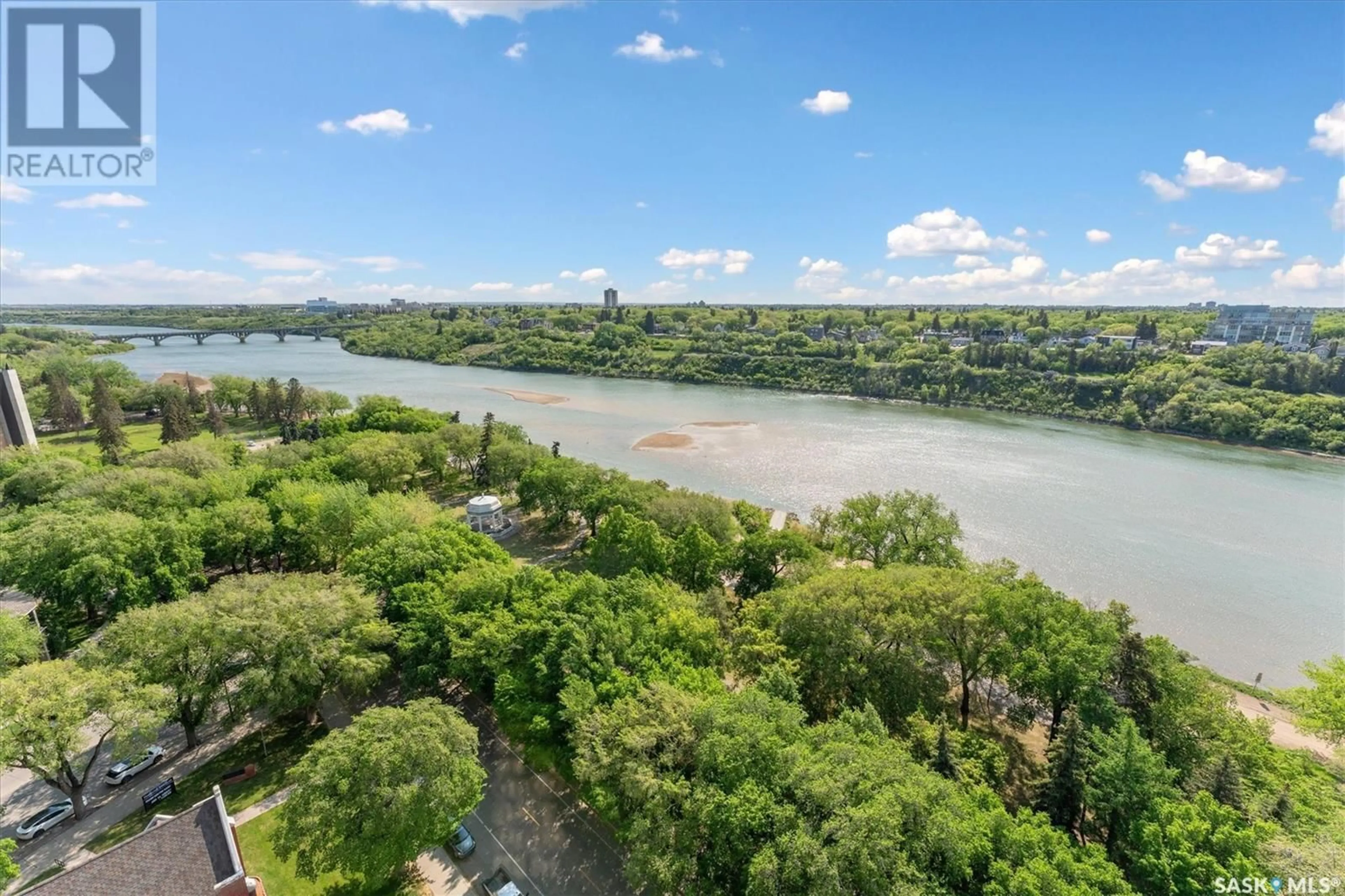 A pic from outside/outdoor area/front of a property/back of a property/a pic from drone, water/lake/river/ocean view for 424 - 1940 SPADINA CRESCENT, Saskatoon Saskatchewan S7K6X7