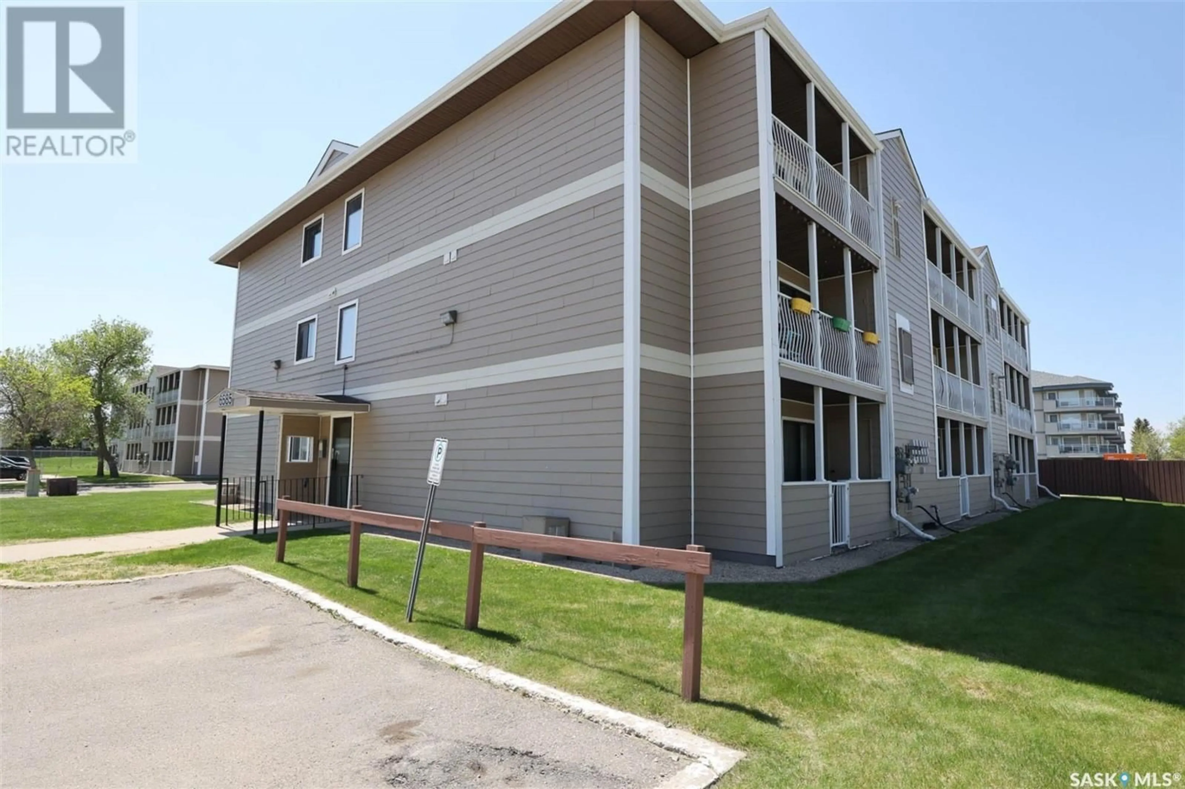Patio, building for 6585 - 3 ROCHDALE BOULEVARD, Regina Saskatchewan S4X2Z1