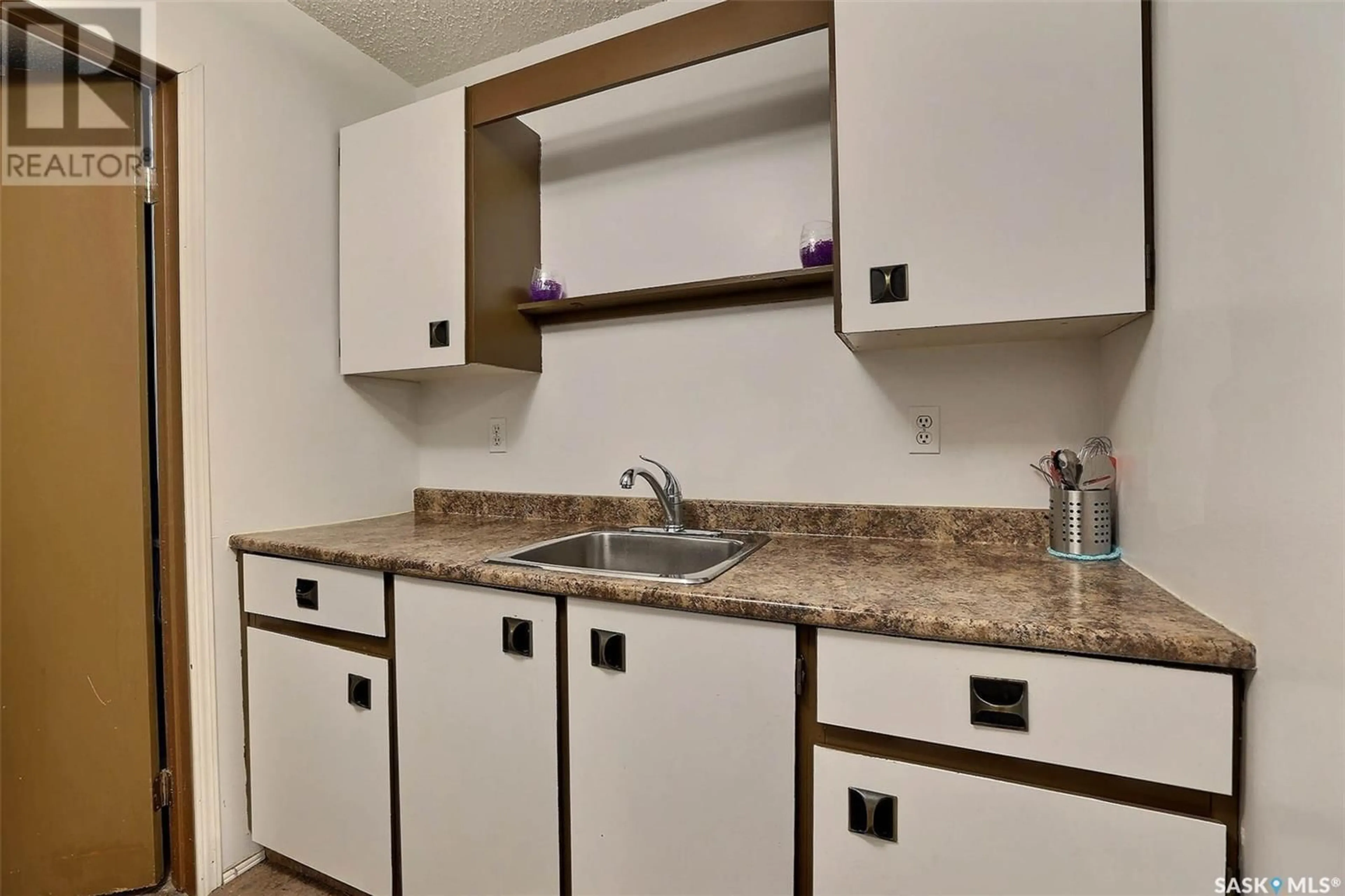 Standard kitchen, unknown for 6585 - 3 ROCHDALE BOULEVARD, Regina Saskatchewan S4X2Z1