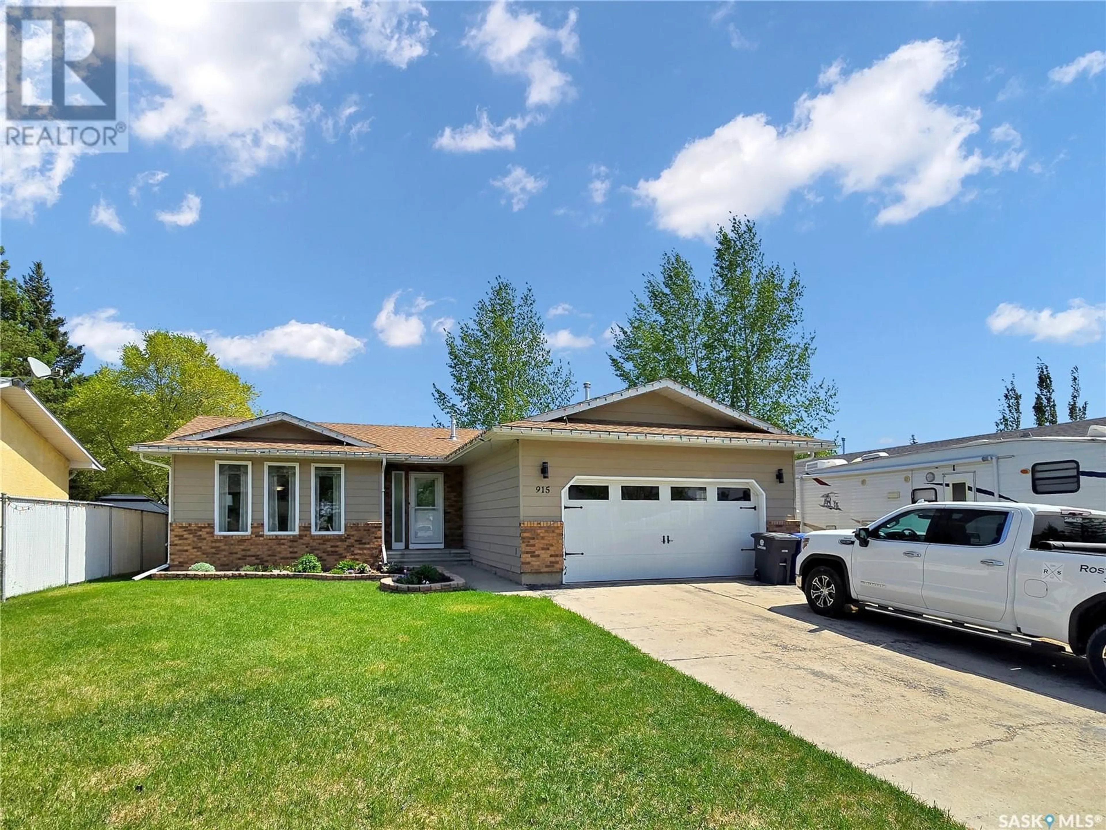 Home with vinyl exterior material, street for 915 5TH AVENUE, Rosthern Saskatchewan S0K4R0